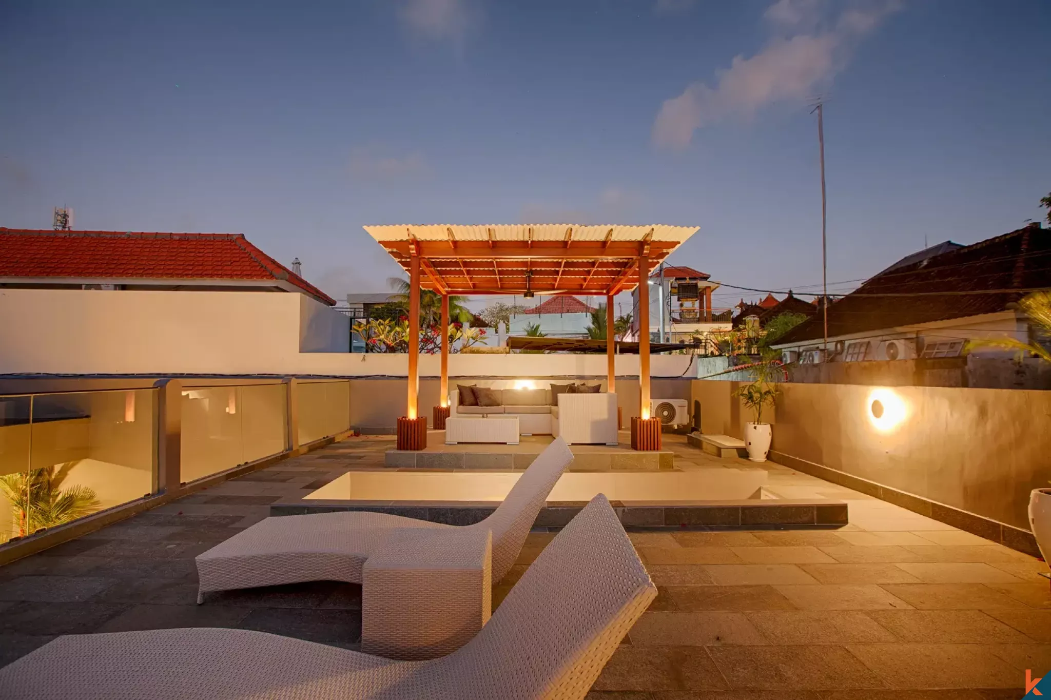 Vila Sewa Tiga Kamar Tidur yang Hebat dengan Rooftop di Timur Laut Pererenan