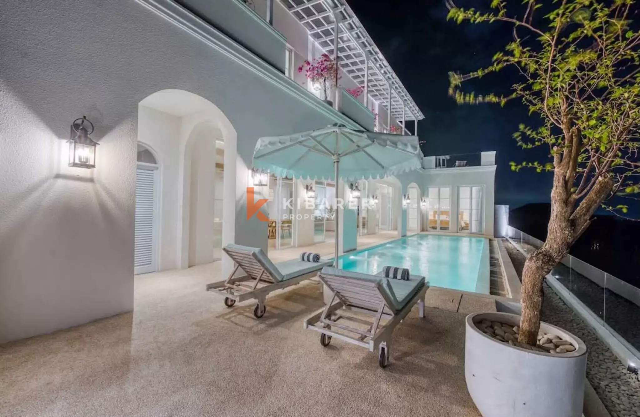 Villa Empat Kamar Tidur dengan Pemandangan Laut dan Area Hiburan di Atap di Ungasan