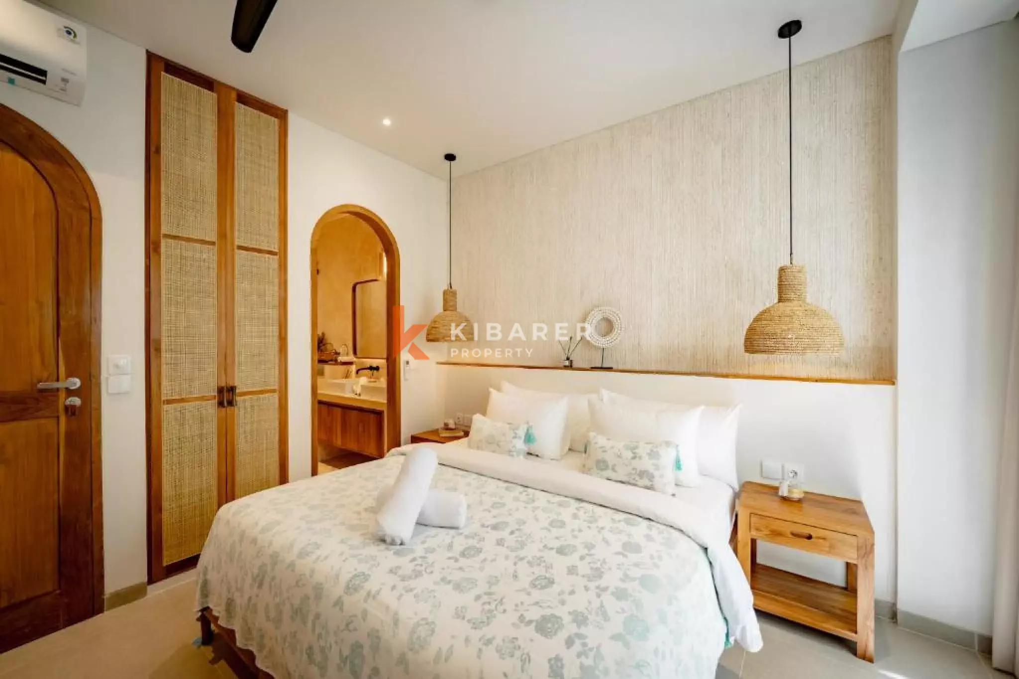 White Bright Luxe Three-Bedroom Villa in Nyang-Nyang, Uluwatu