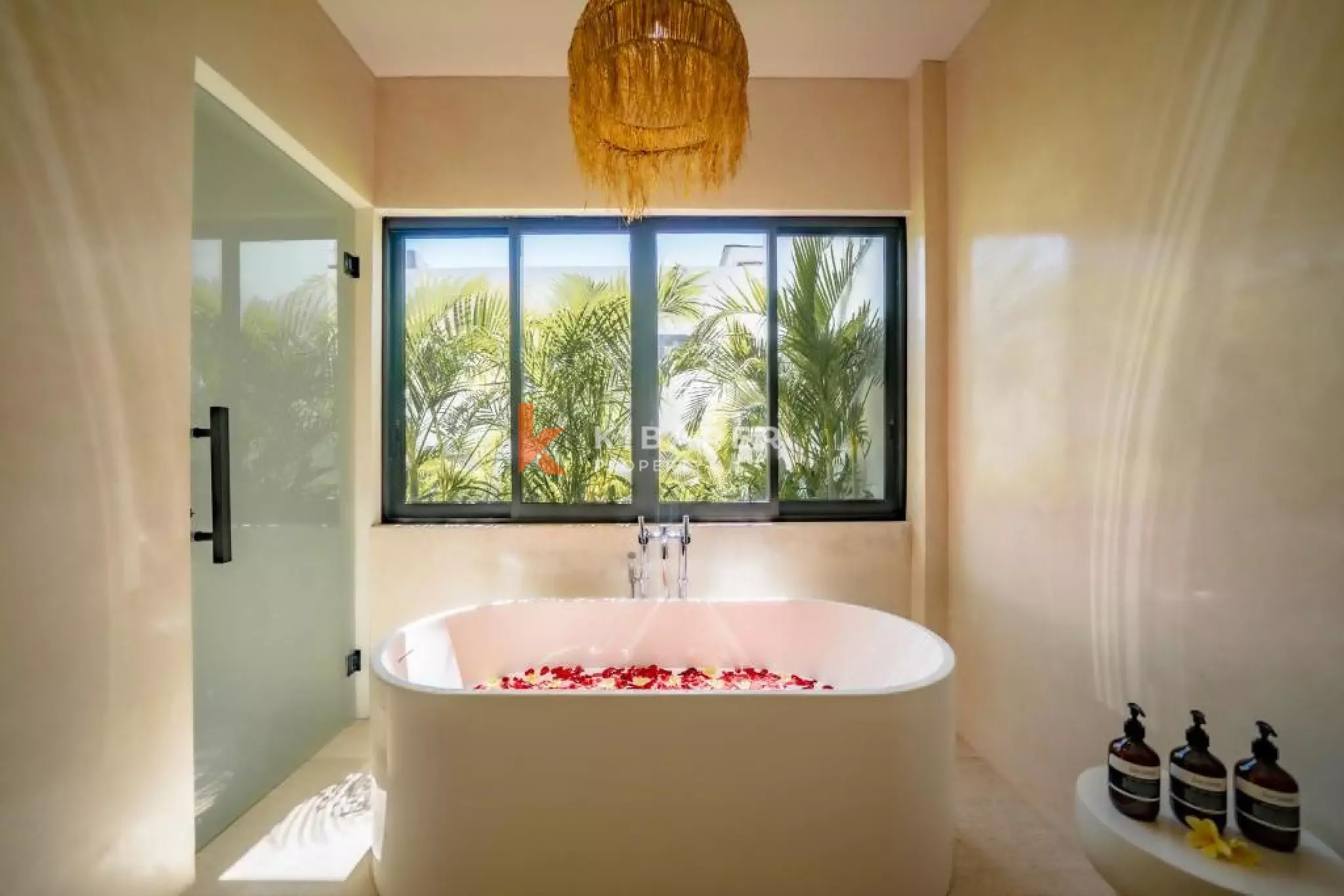 White Bright Luxe Three-Bedroom Villa in Nyang-Nyang, Uluwatu