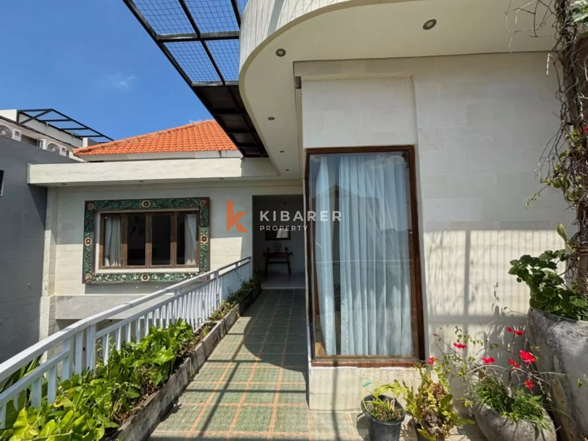 Évasion tropicale – Villa de 3 chambres avec espace de vie fermé à Berawa