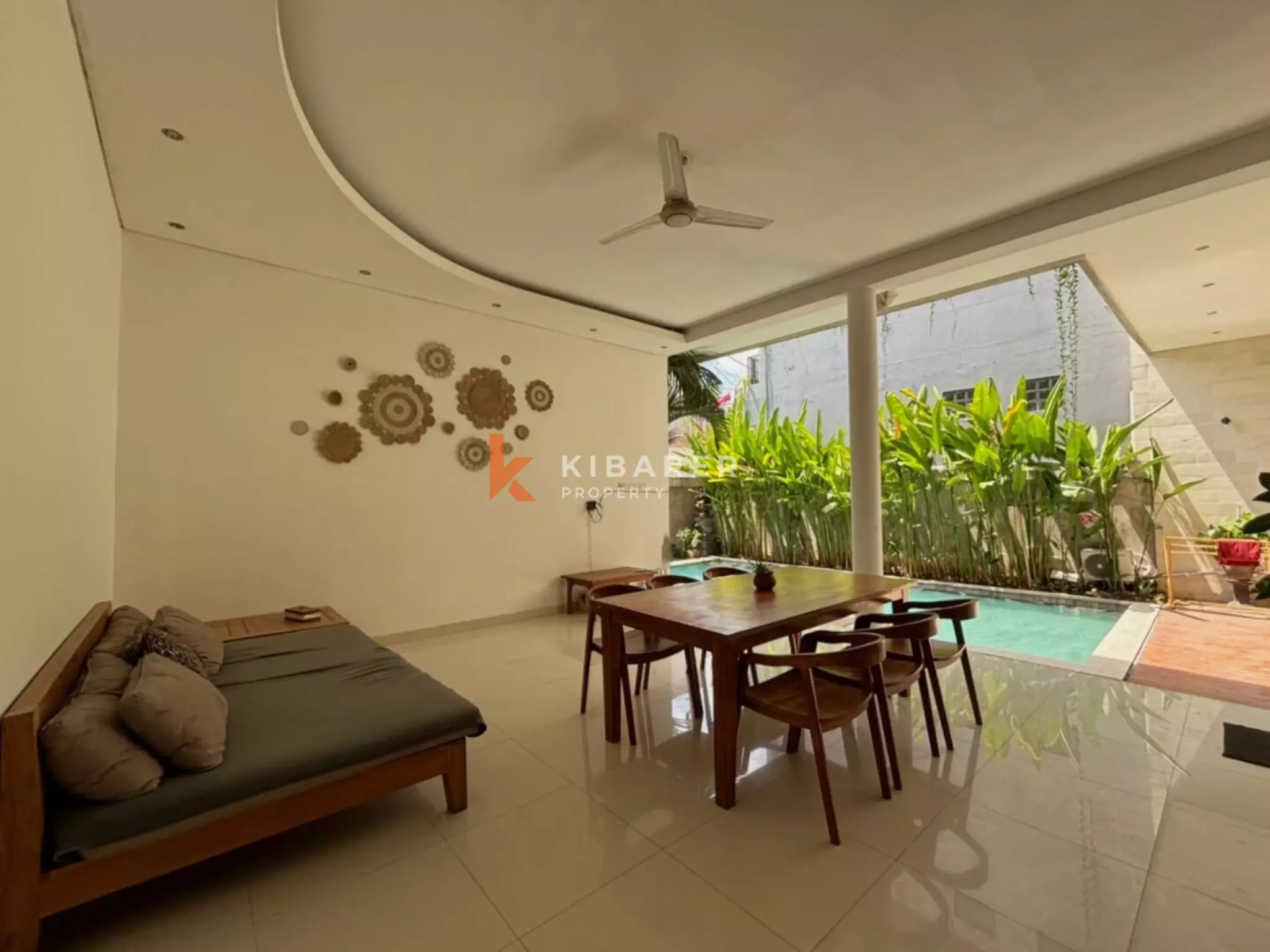 Évasion tropicale – Villa de 3 chambres avec espace de vie fermé à Berawa