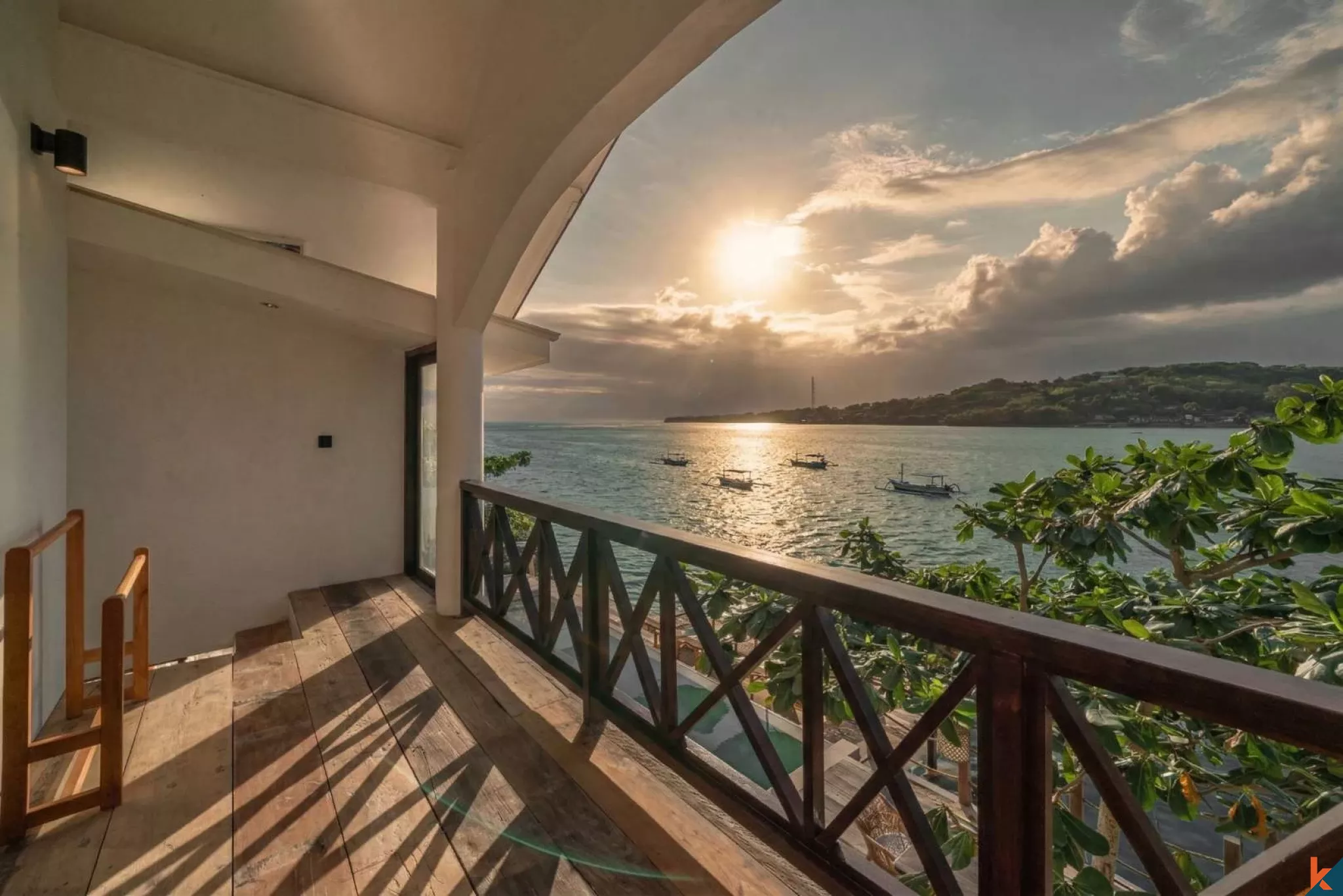 Four Bedroom Luxury Beachfront Villa in Nusa Ceningan with Sunset Views & Private Ocean Access
