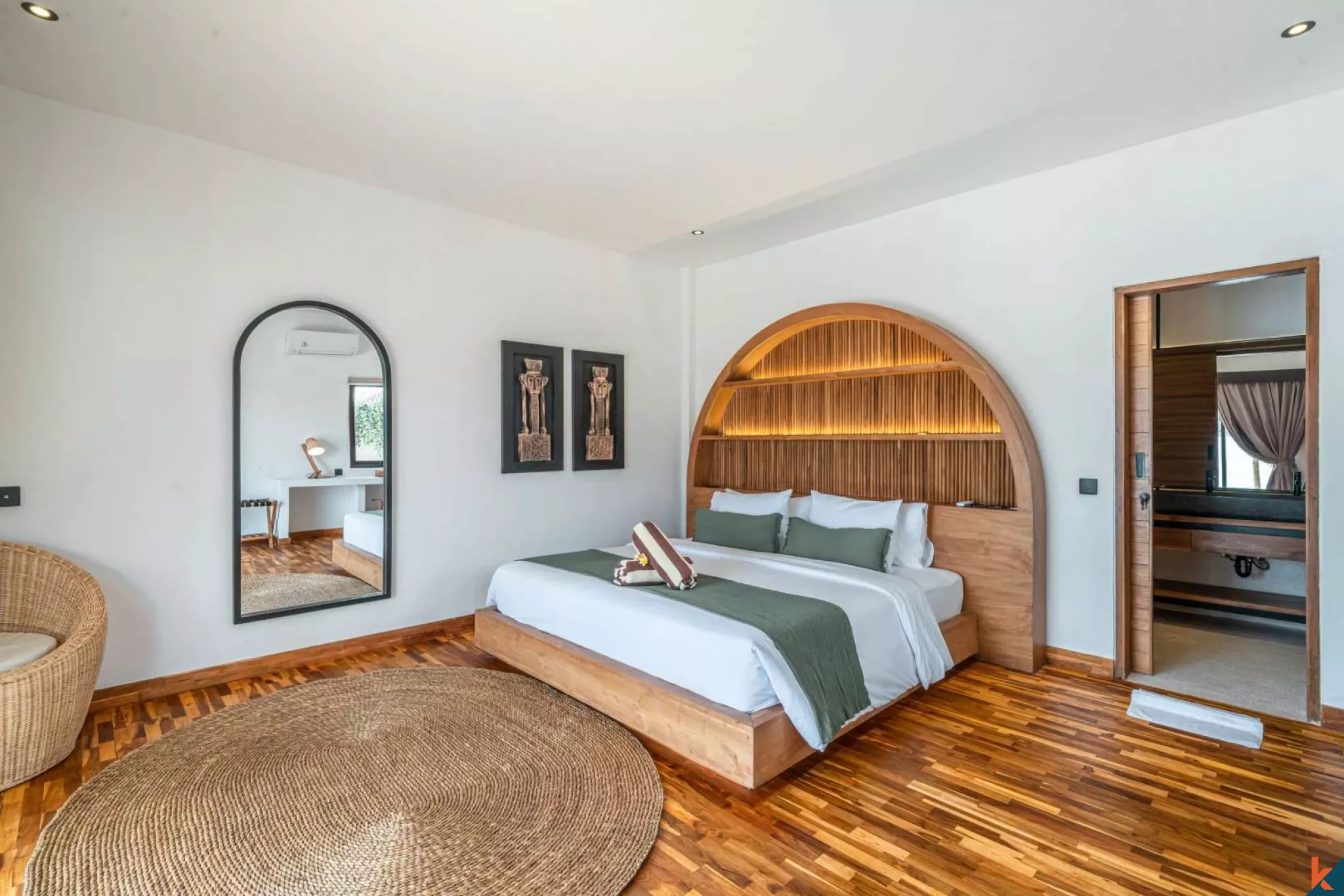 Four Bedroom Luxury Beachfront Villa in Nusa Ceningan with Sunset Views & Private Ocean Access