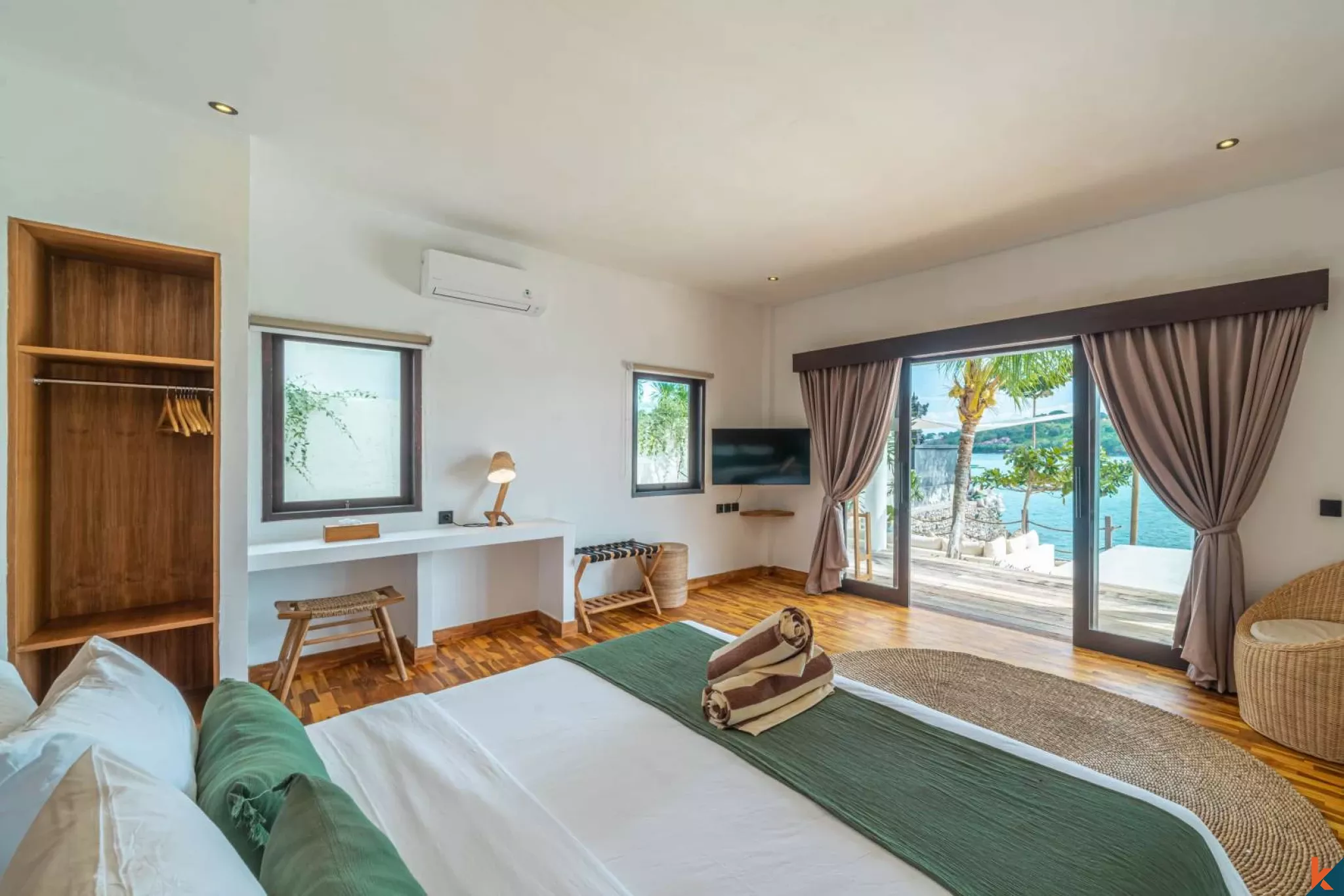 Four Bedroom Luxury Beachfront Villa in Nusa Ceningan with Sunset Views & Private Ocean Access