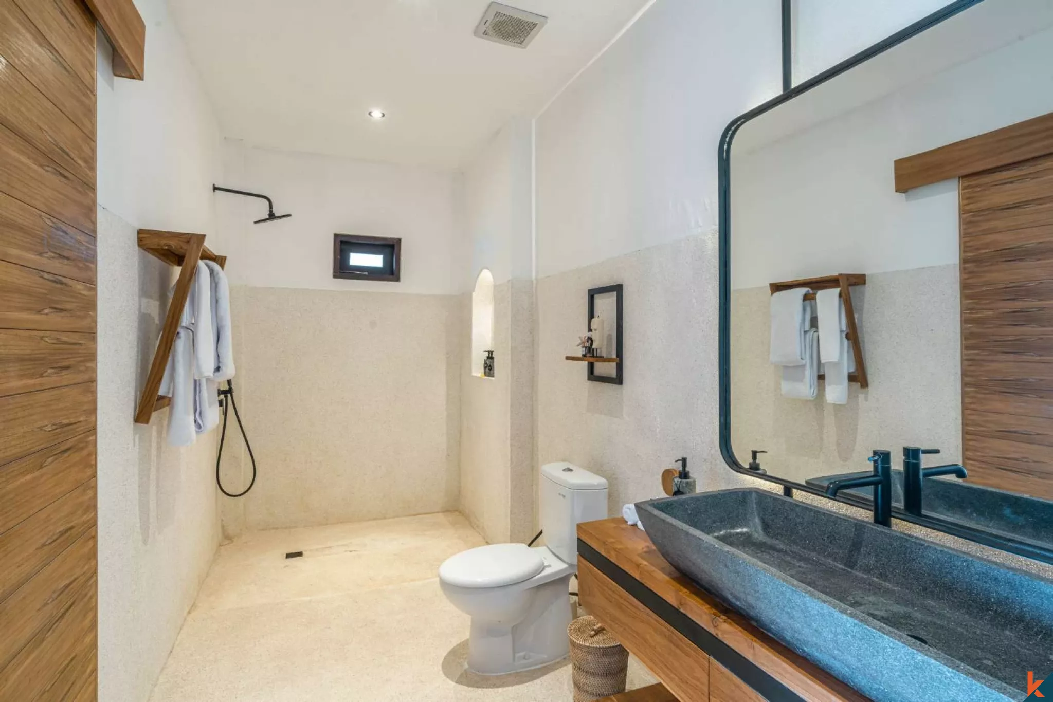 Four Bedroom Luxury Beachfront Villa in Nusa Ceningan with Sunset Views & Private Ocean Access