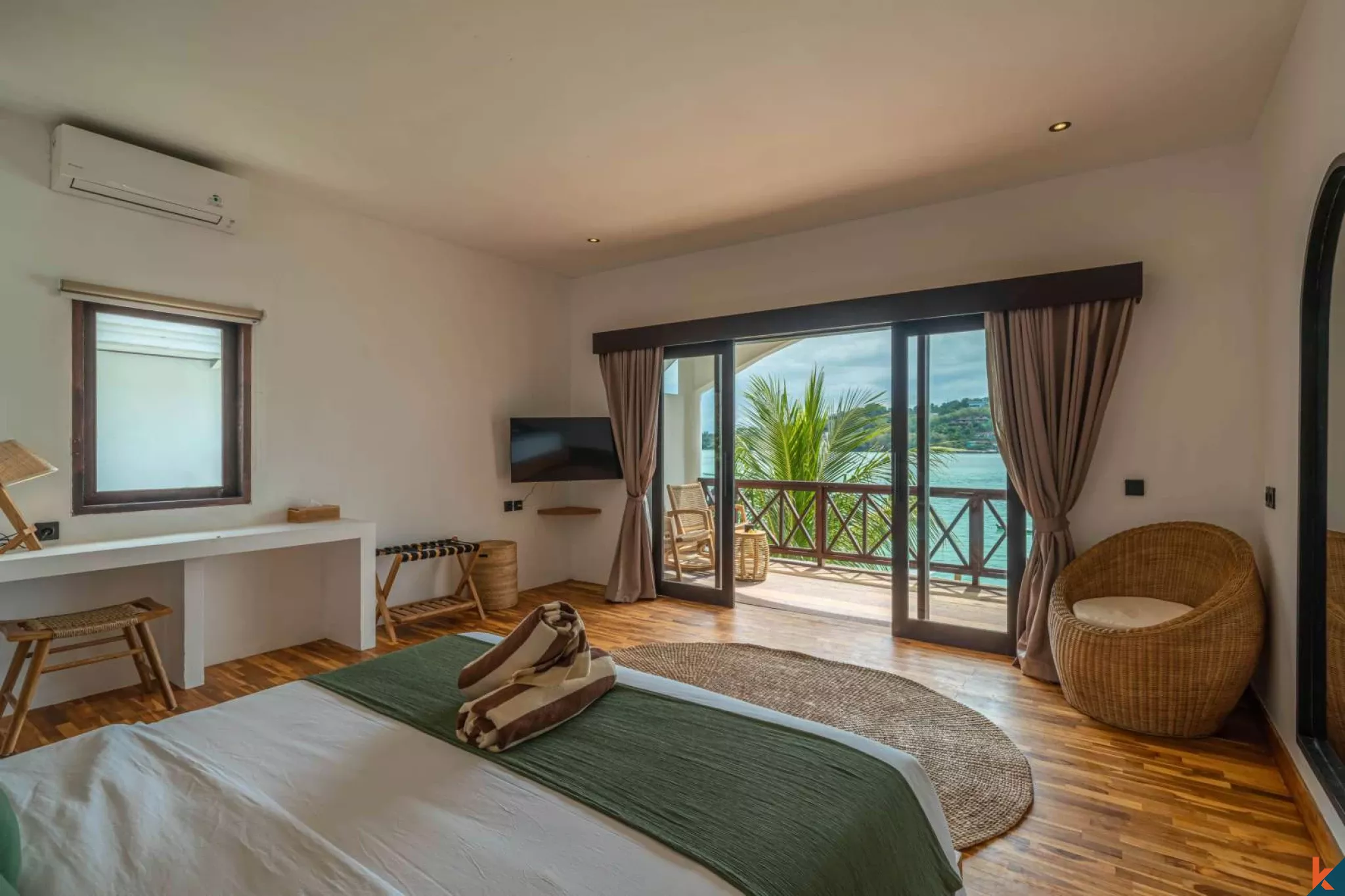 Four Bedroom Luxury Beachfront Villa in Nusa Ceningan with Sunset Views & Private Ocean Access