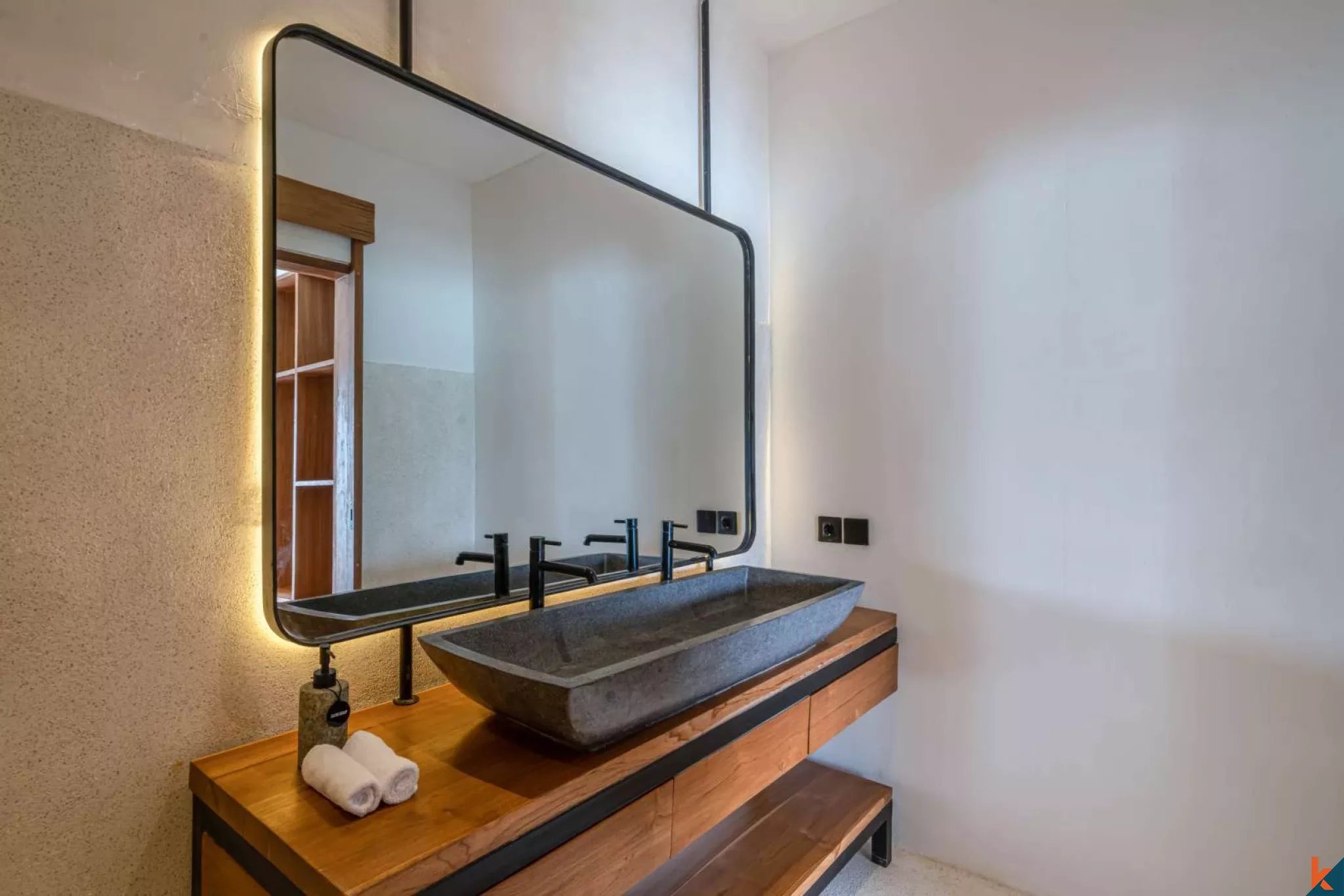 Four Bedroom Luxury Beachfront Villa in Nusa Ceningan with Sunset Views & Private Ocean Access