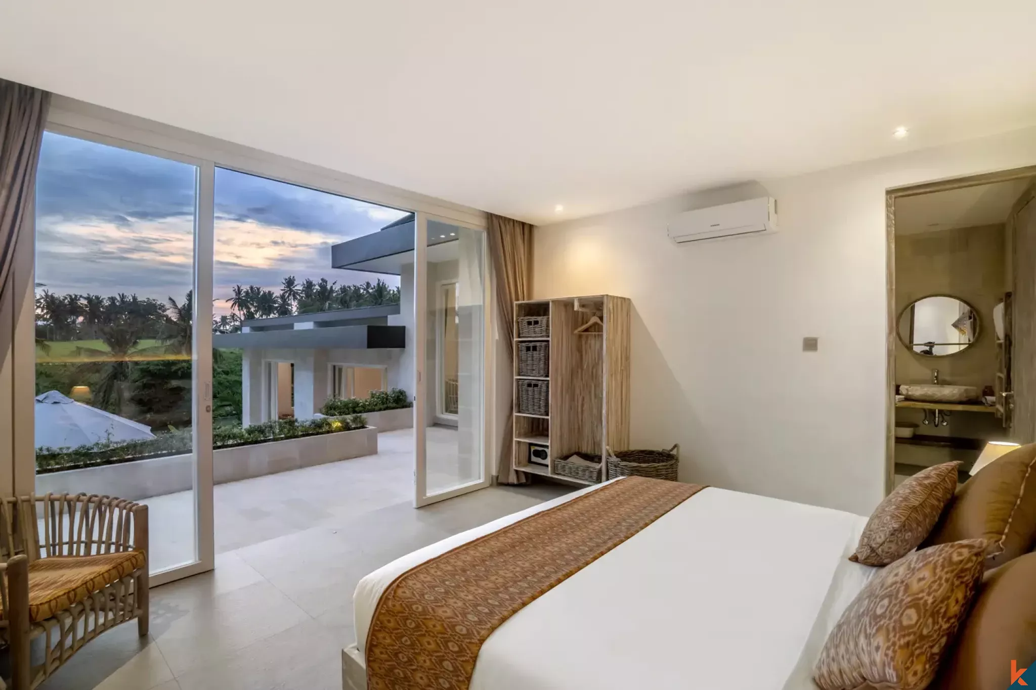 Vila mewah lima kamar tidur dengan hak sewa yang menghadap ke hutan di Ubud