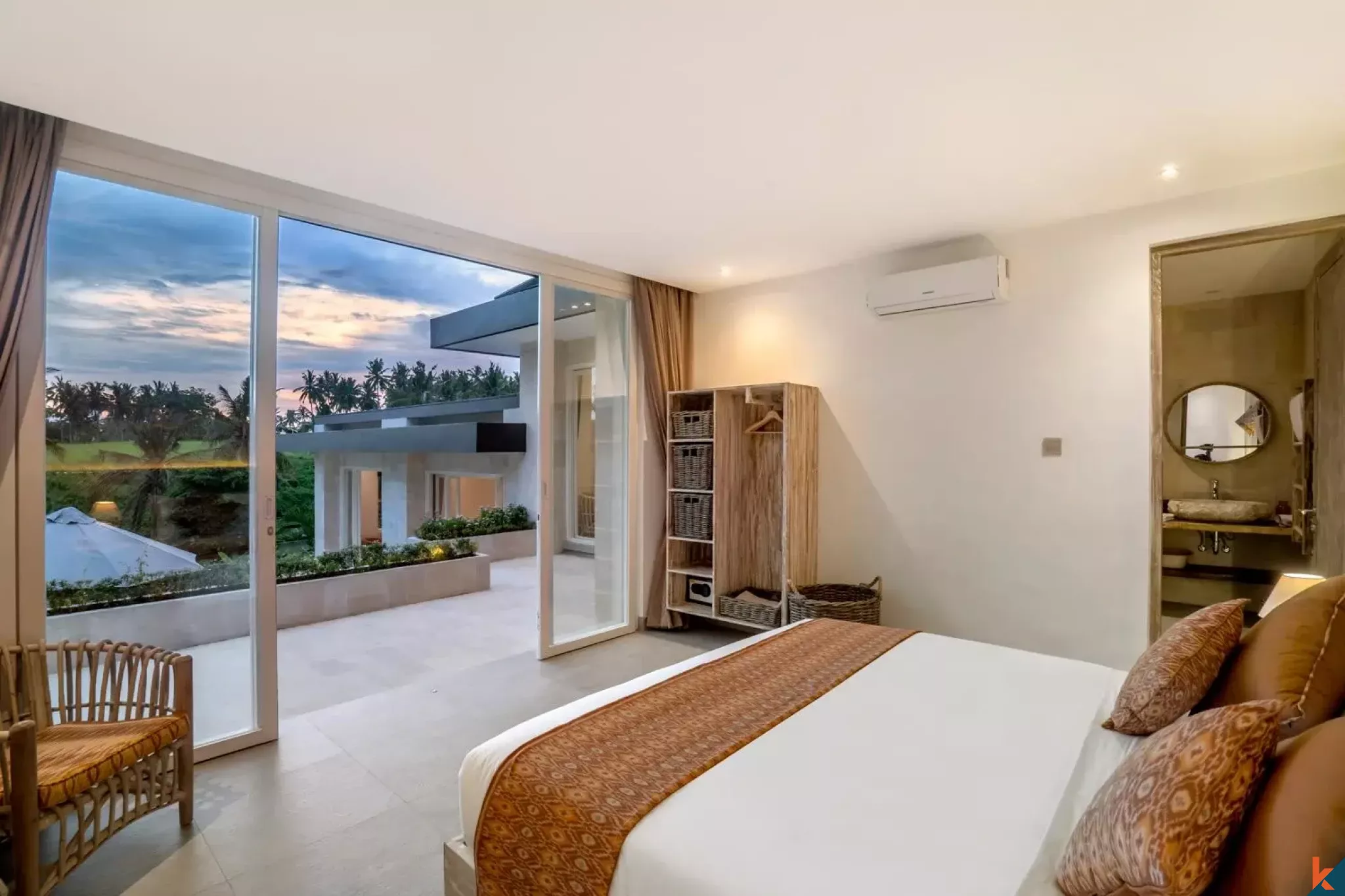 Vila mewah lima kamar tidur dengan hak sewa yang menghadap ke hutan di Ubud
