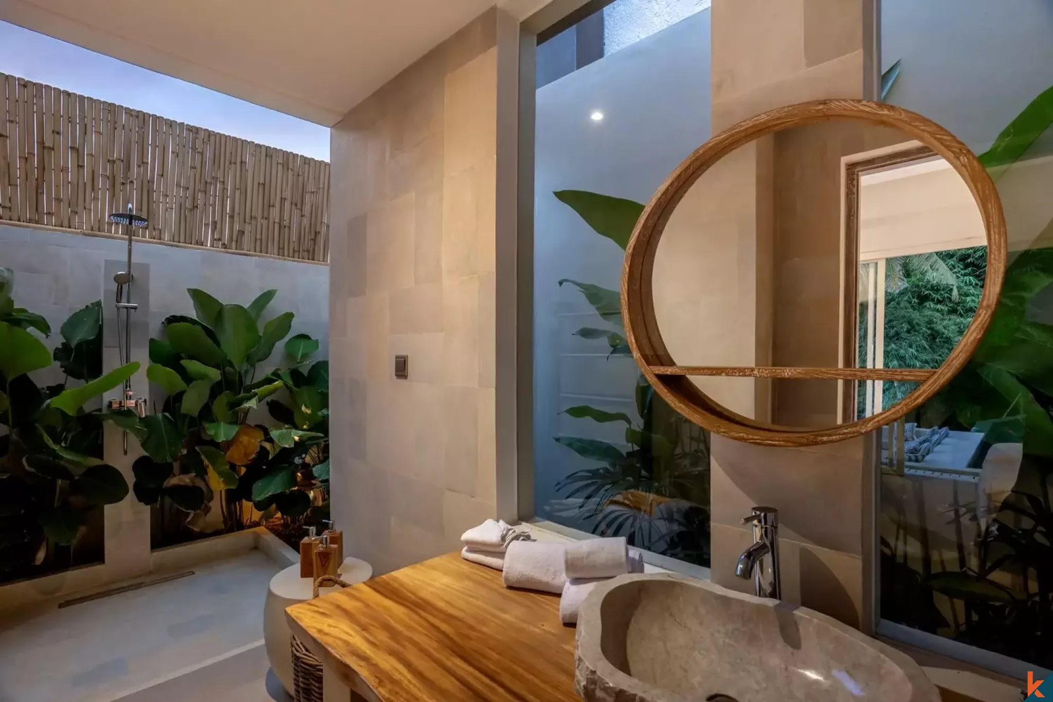 Vila mewah lima kamar tidur dengan hak sewa yang menghadap ke hutan di Ubud