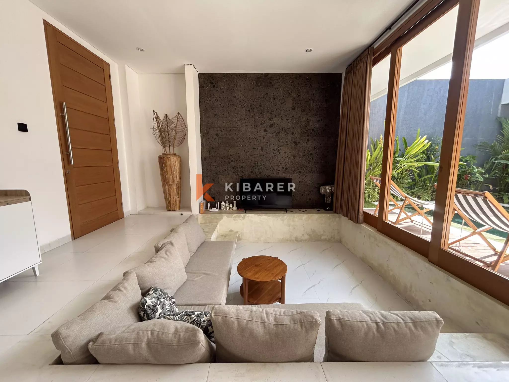 Villa Menawan Dua Kamar Tidur dengan Kolam Renang Pribadi dan Ruang Tamu sunken Terletak di Kerobokan