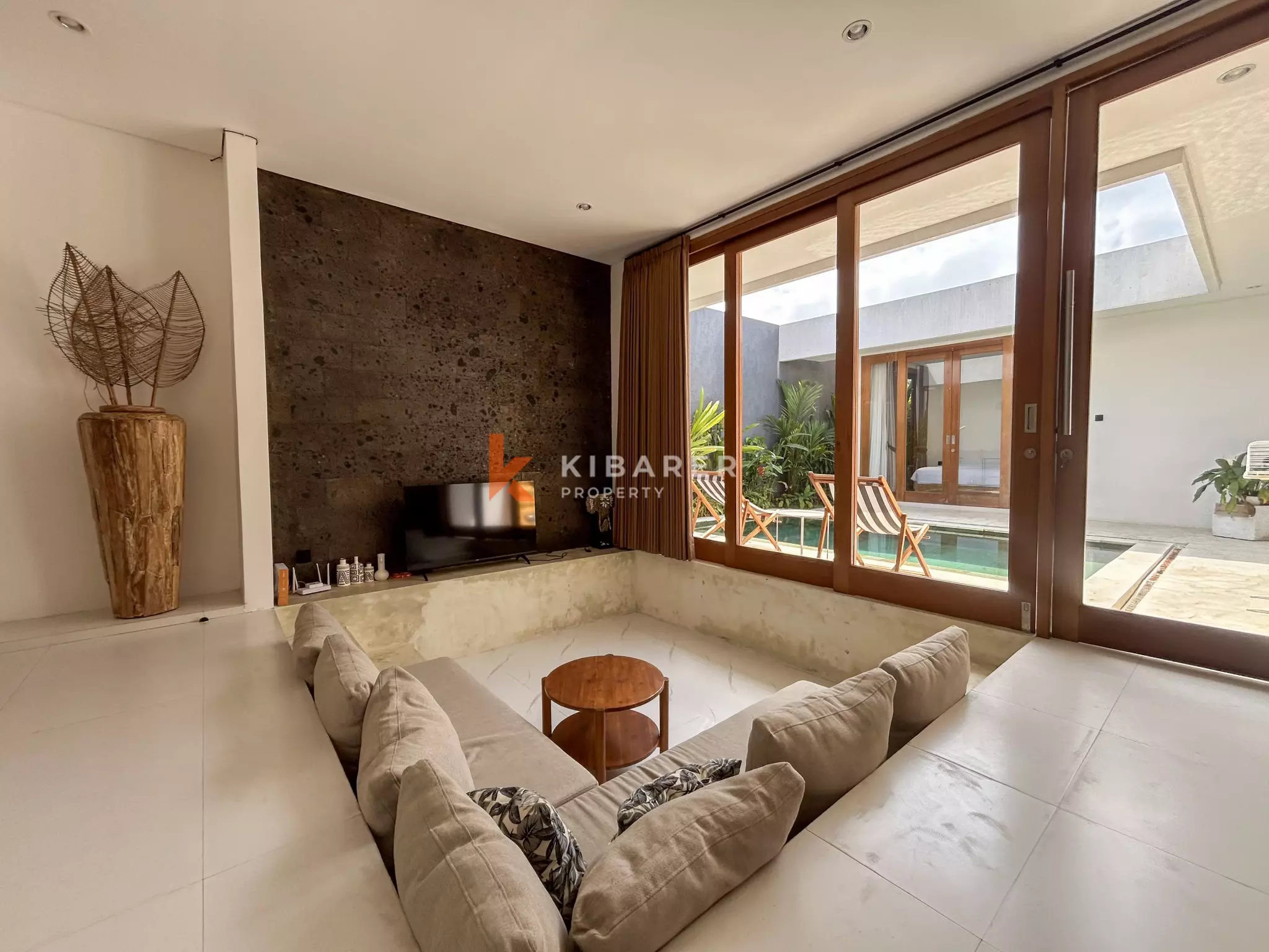 Villa Menawan Dua Kamar Tidur dengan Kolam Renang Pribadi dan Ruang Tamu sunken Terletak di Kerobokan