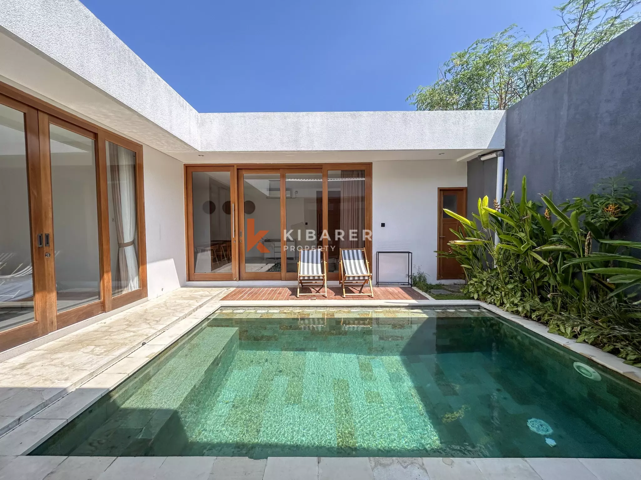 Villa Menawan Dua Kamar Tidur dengan Kolam Renang Pribadi dan Ruang Tamu sunken Terletak di Kerobokan