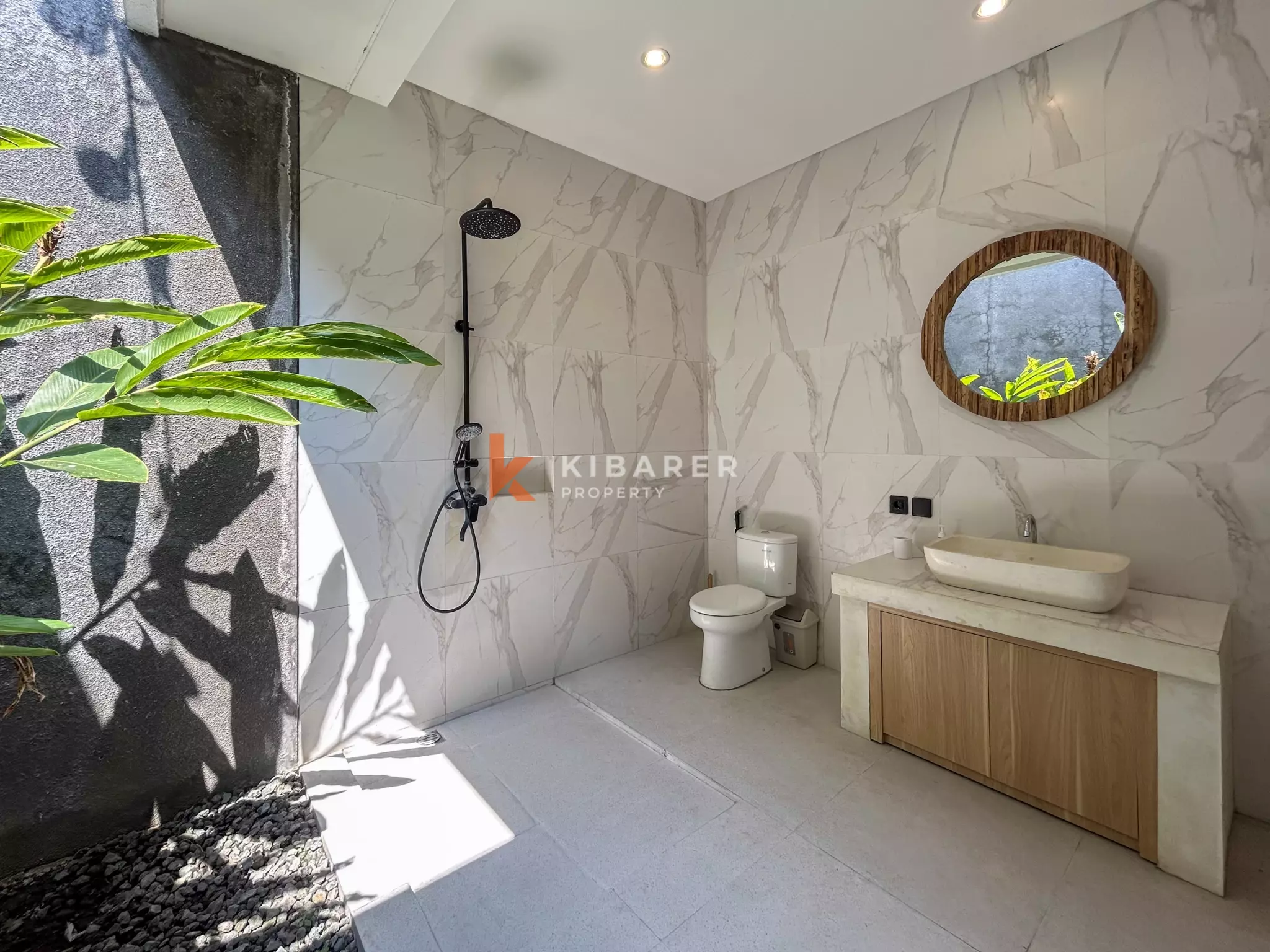 Villa Menawan Dua Kamar Tidur dengan Kolam Renang Pribadi dan Ruang Tamu sunken Terletak di Kerobokan