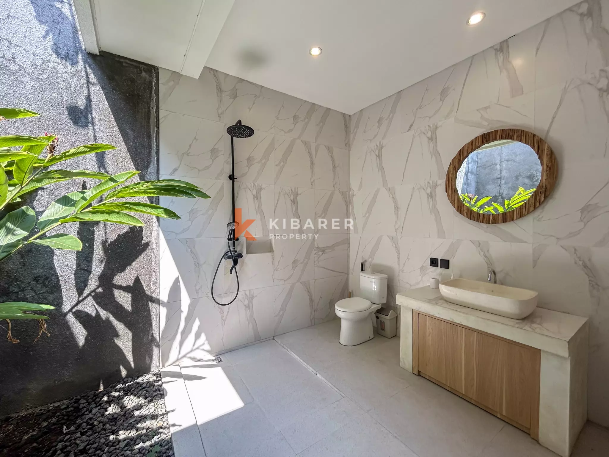 Villa Menawan Dua Kamar Tidur dengan Kolam Renang Pribadi dan Ruang Tamu sunken Terletak di Kerobokan