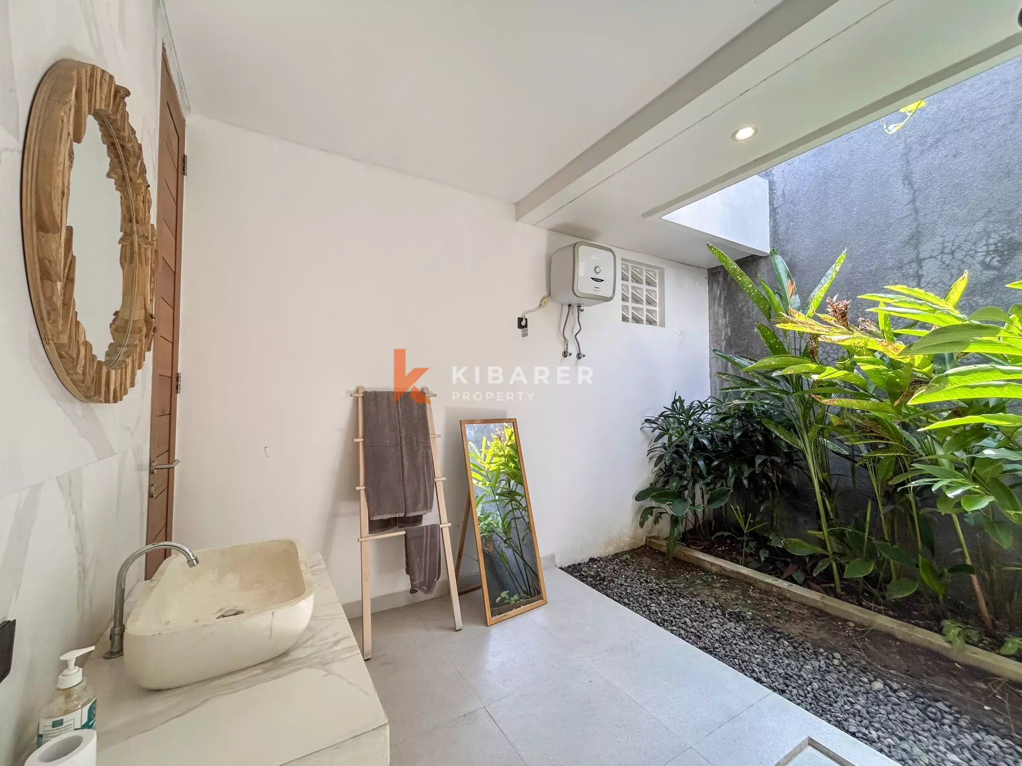 Villa Menawan Dua Kamar Tidur dengan Kolam Renang Pribadi dan Ruang Tamu sunken Terletak di Kerobokan
