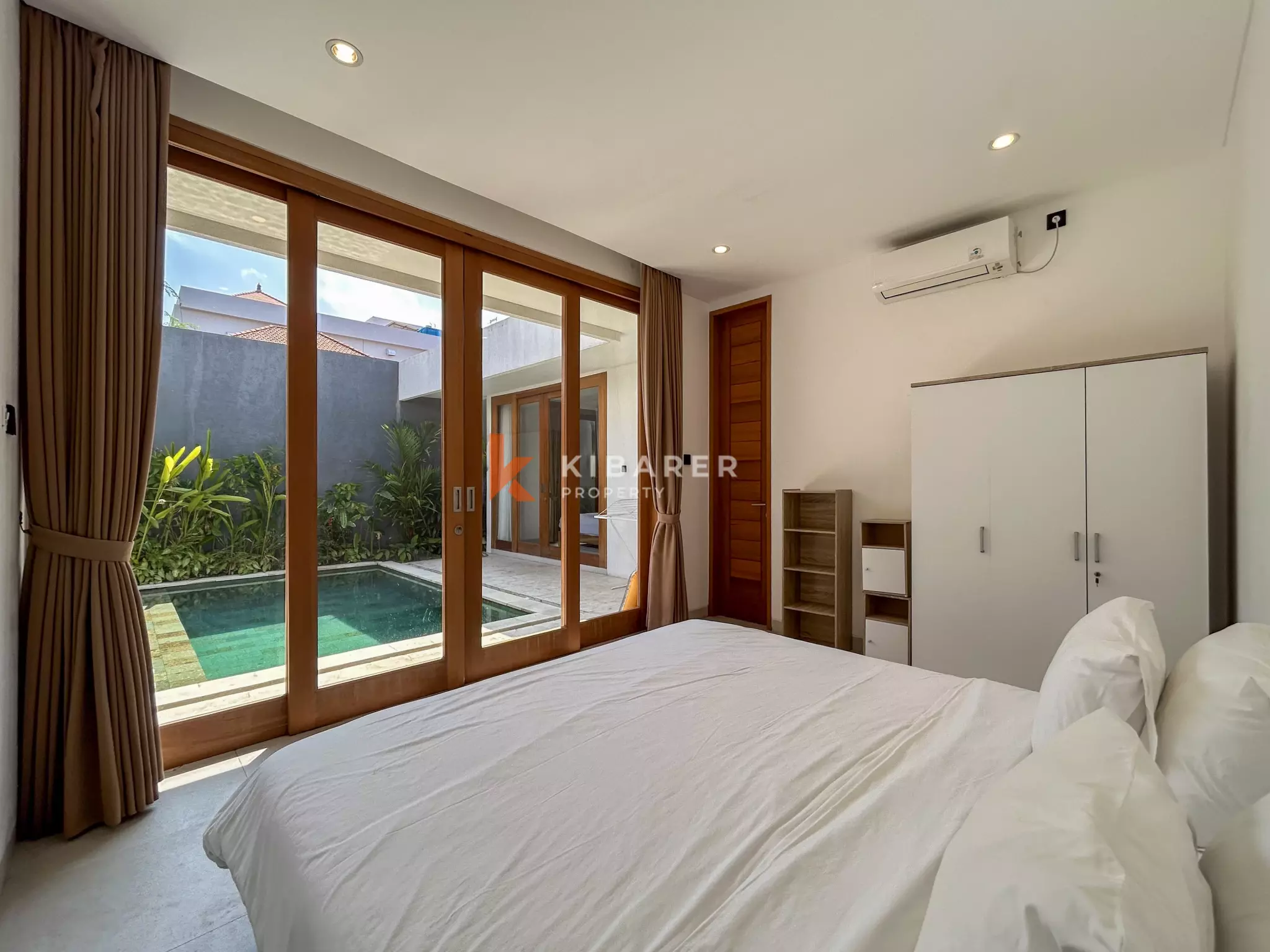 Villa Menawan Dua Kamar Tidur dengan Kolam Renang Pribadi dan Ruang Tamu sunken Terletak di Kerobokan