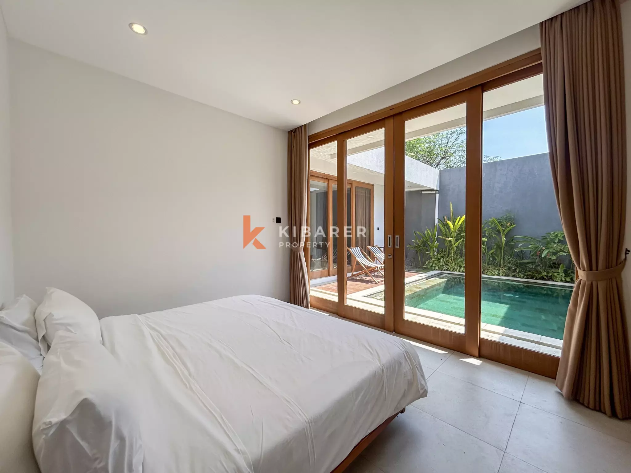 Villa Menawan Dua Kamar Tidur dengan Kolam Renang Pribadi dan Ruang Tamu sunken Terletak di Kerobokan