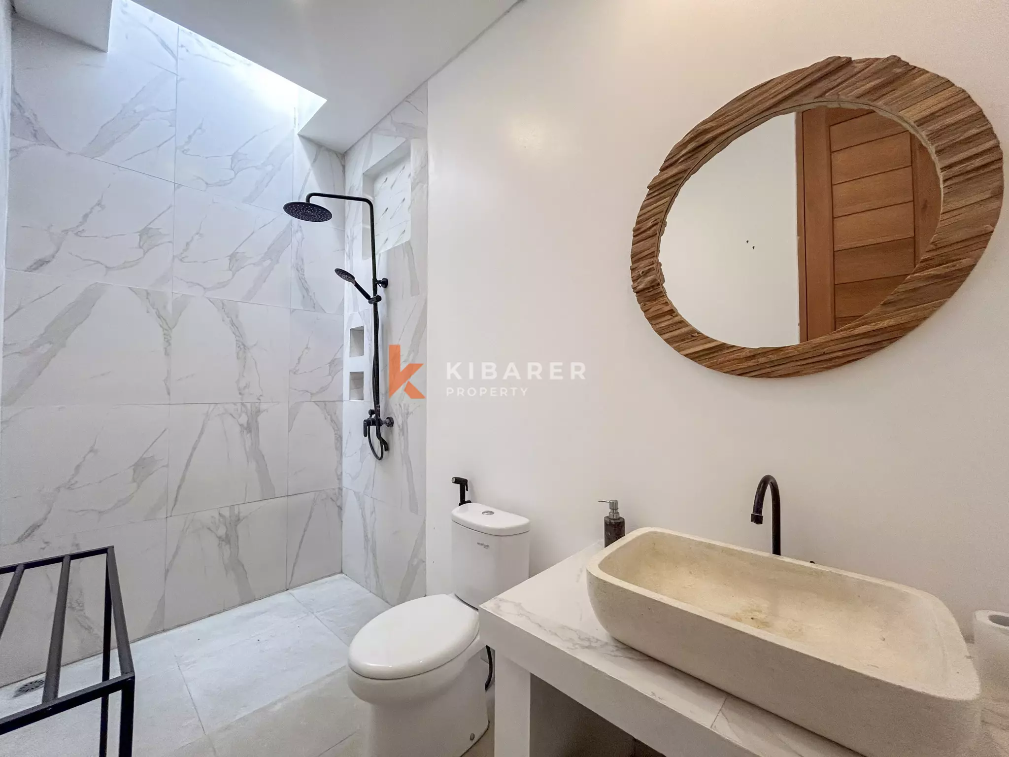 Villa Menawan Dua Kamar Tidur dengan Kolam Renang Pribadi dan Ruang Tamu sunken Terletak di Kerobokan
