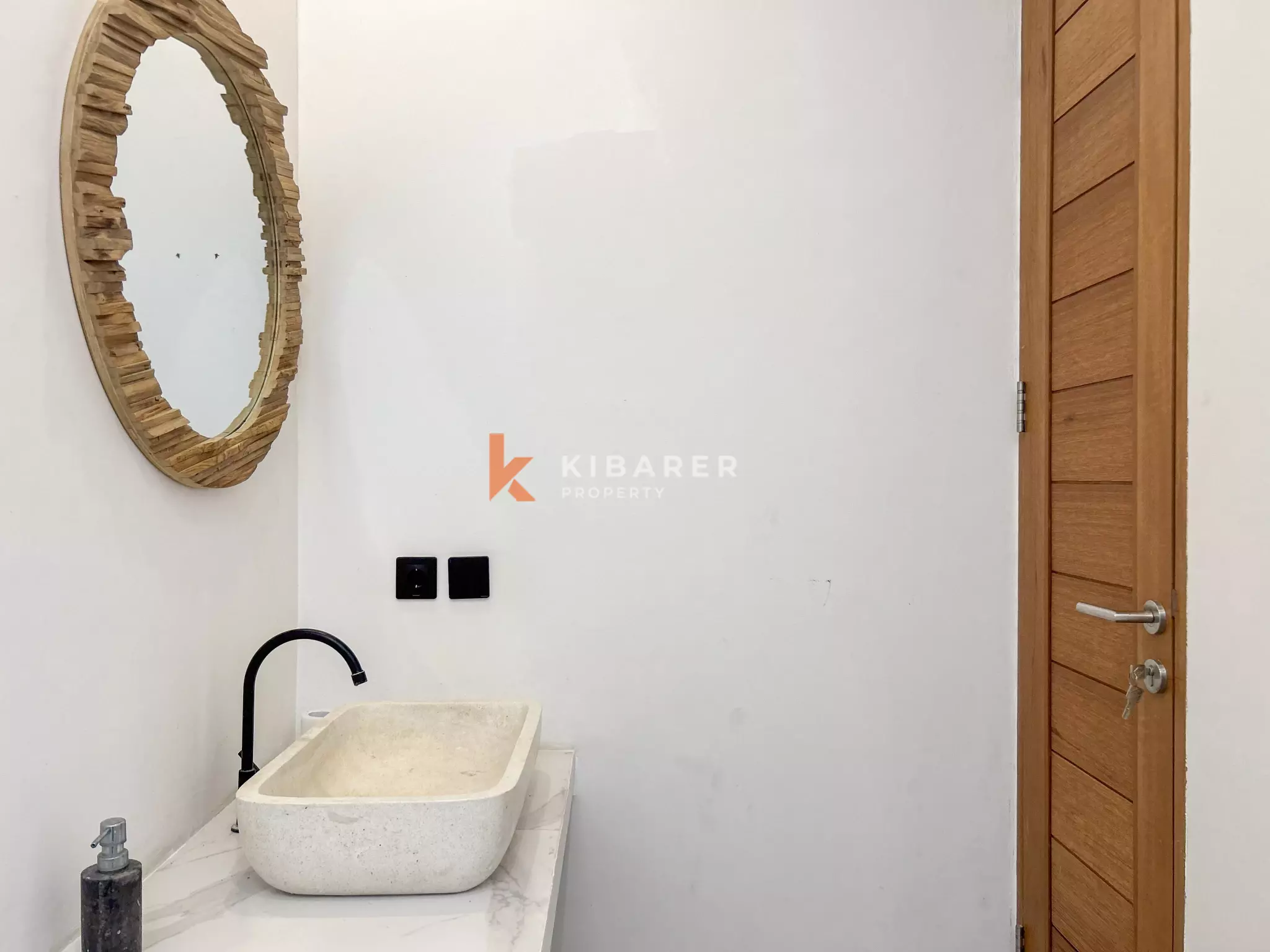 Villa Menawan Dua Kamar Tidur dengan Kolam Renang Pribadi dan Ruang Tamu sunken Terletak di Kerobokan