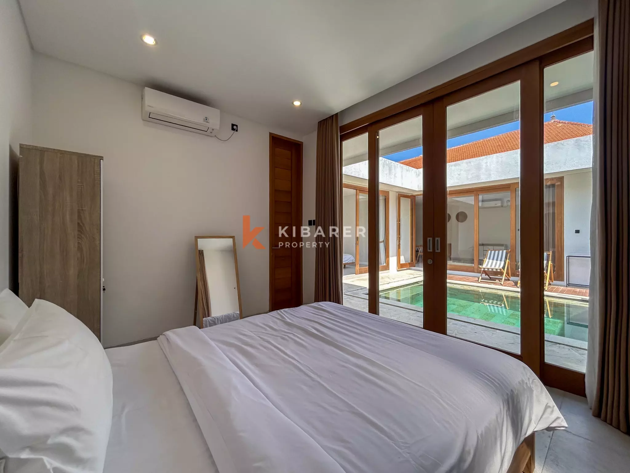 Villa Menawan Dua Kamar Tidur dengan Kolam Renang Pribadi dan Ruang Tamu sunken Terletak di Kerobokan