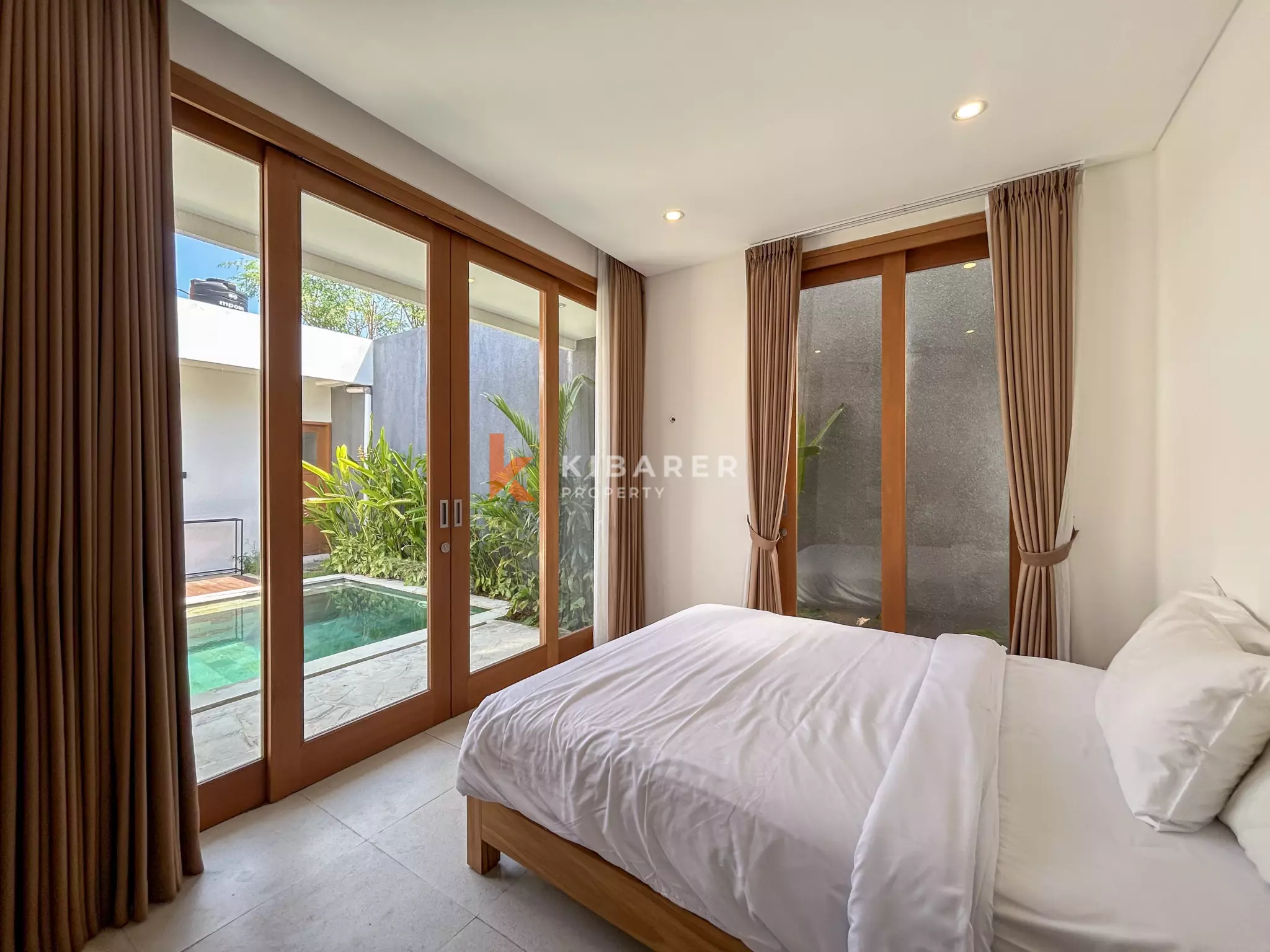 Villa Menawan Dua Kamar Tidur dengan Kolam Renang Pribadi dan Ruang Tamu sunken Terletak di Kerobokan