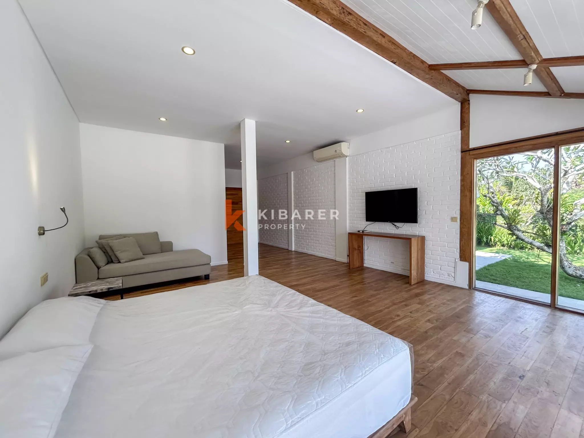 Charming Four-Bedroom Tropical Villa with Private Pool in Buwit