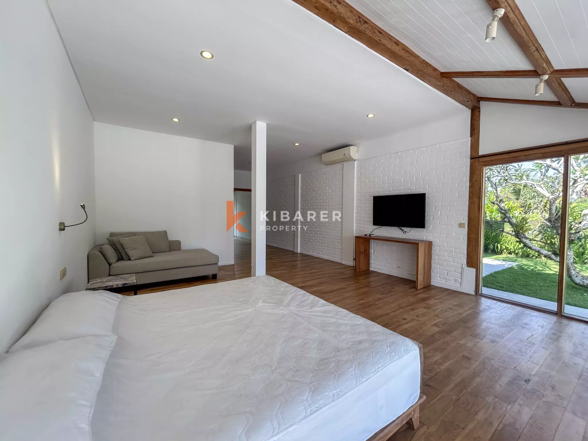 Charming Four-Bedroom Tropical Villa with Private Pool in Buwit