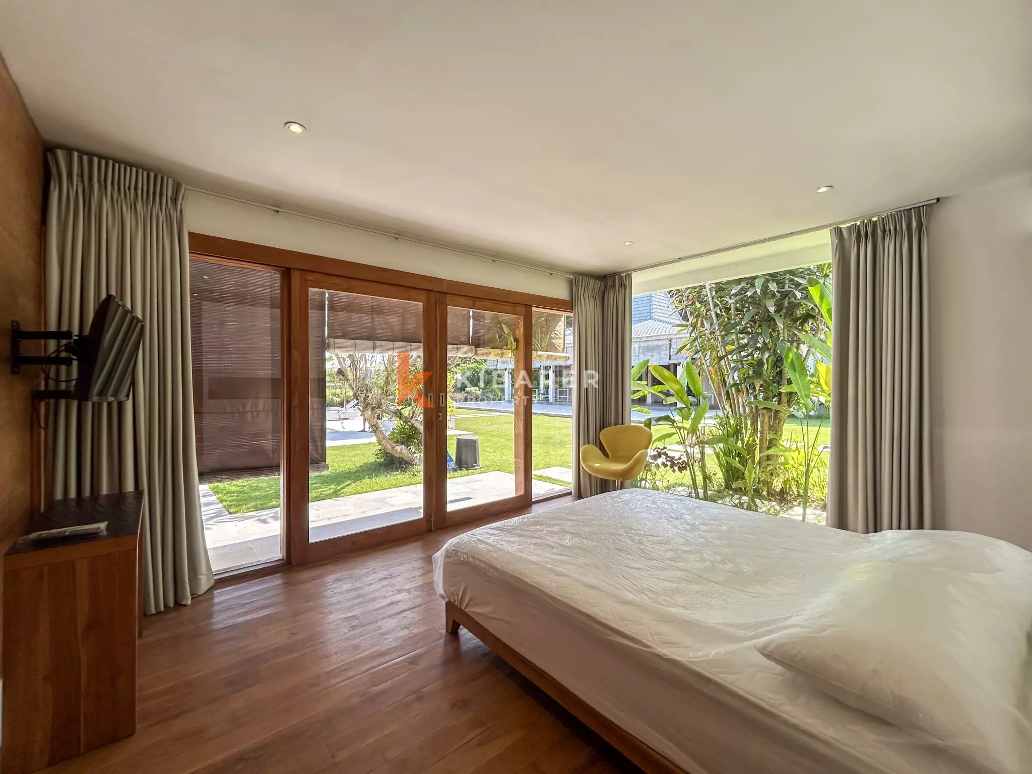 Charming Four-Bedroom Tropical Villa with Private Pool in Buwit