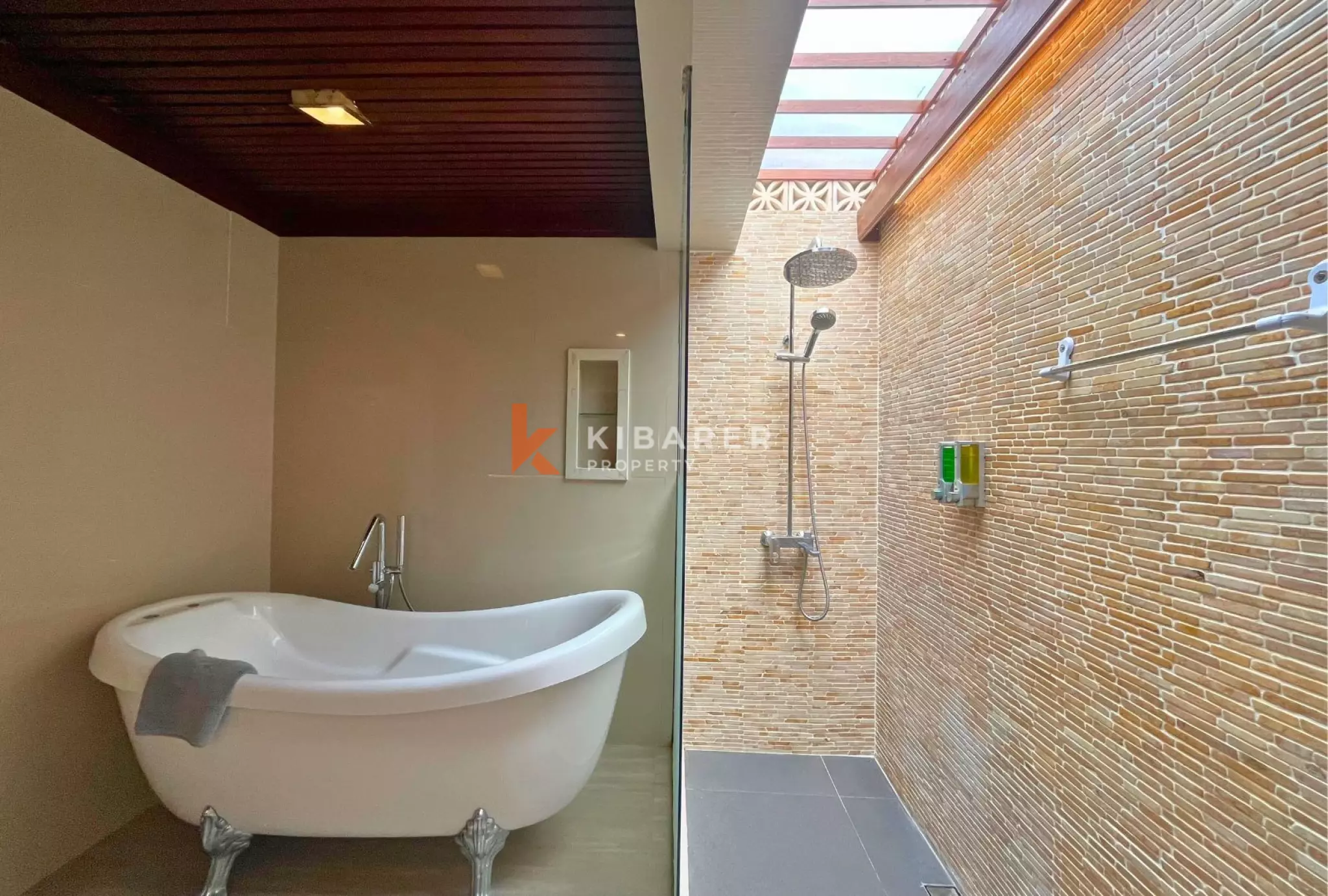 Havre de paix – Villa tropicale de 3 chambres avec piscine et jacuzzi à Batu Belig