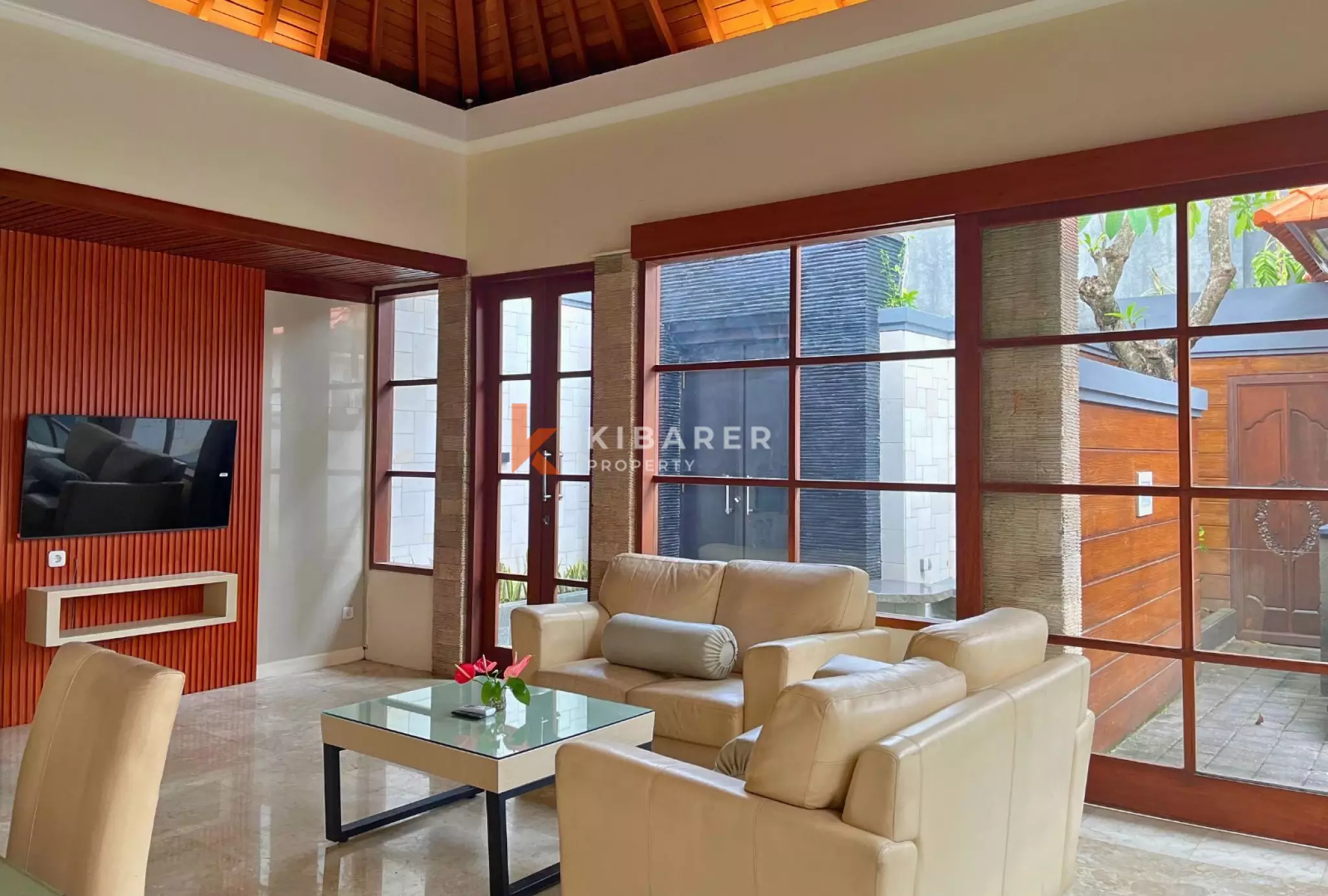Refuge tropical de 3 chambres – Piscine avec jacuzzi et proximité immédiate des lieux prisés de Batu Belig