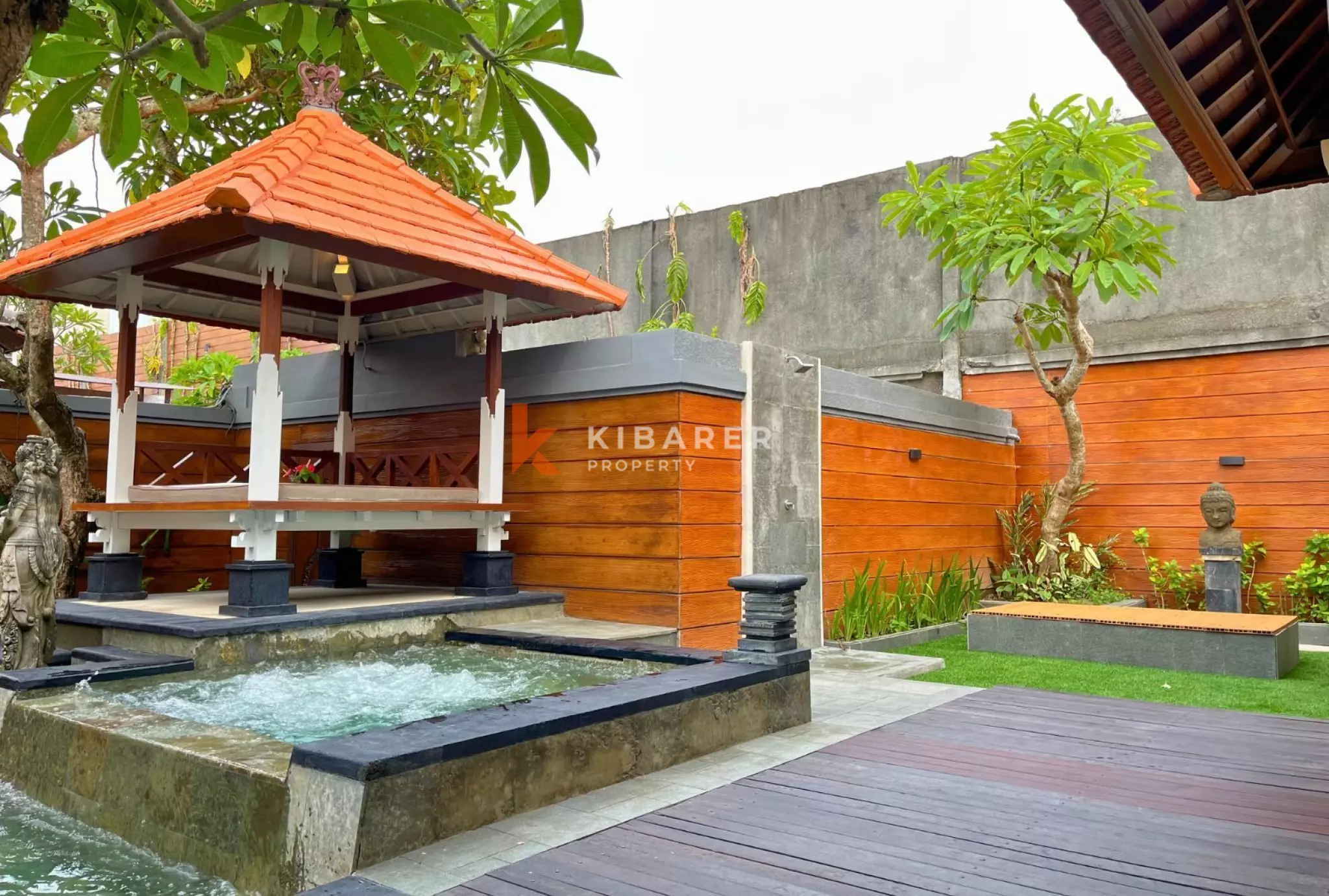 Refuge tropical de 3 chambres – Piscine avec jacuzzi et proximité immédiate des lieux prisés de Batu Belig