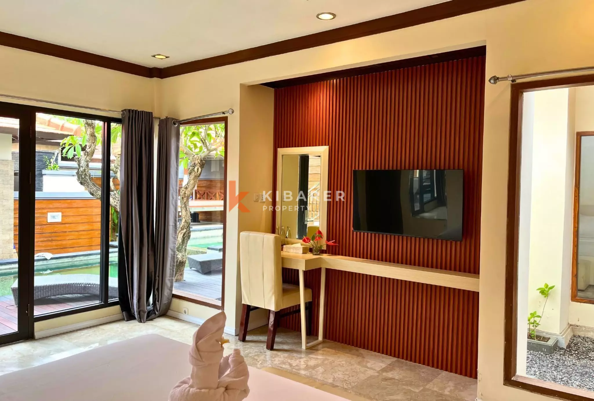 Refuge tropical de 3 chambres – Piscine avec jacuzzi et proximité immédiate des lieux prisés de Batu Belig