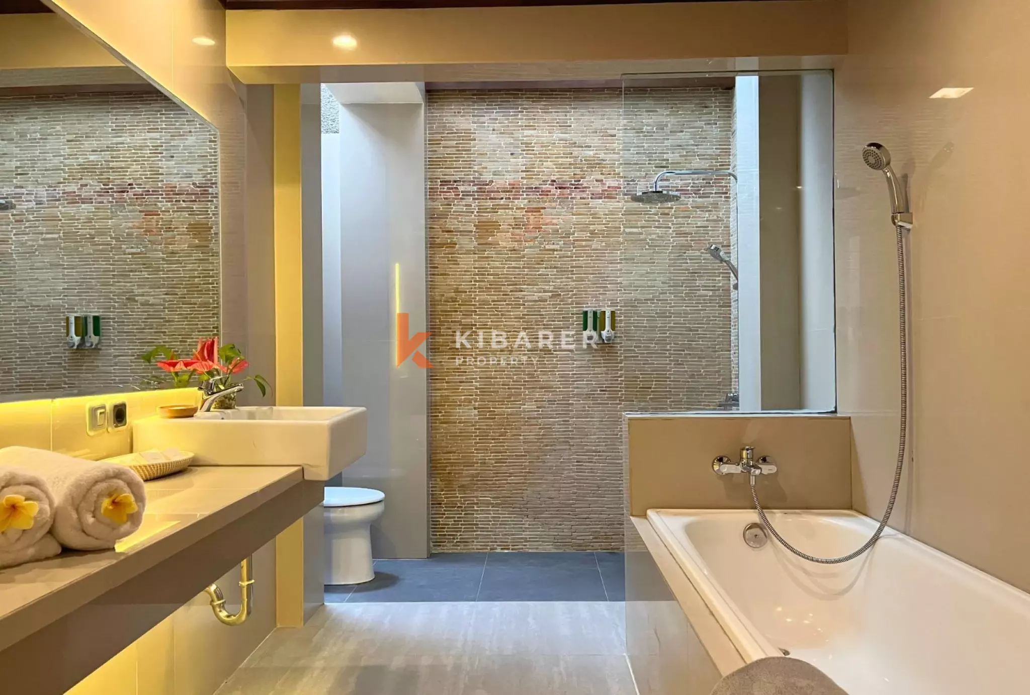 Refuge tropical de 3 chambres – Piscine avec jacuzzi et proximité immédiate des lieux prisés de Batu Belig
