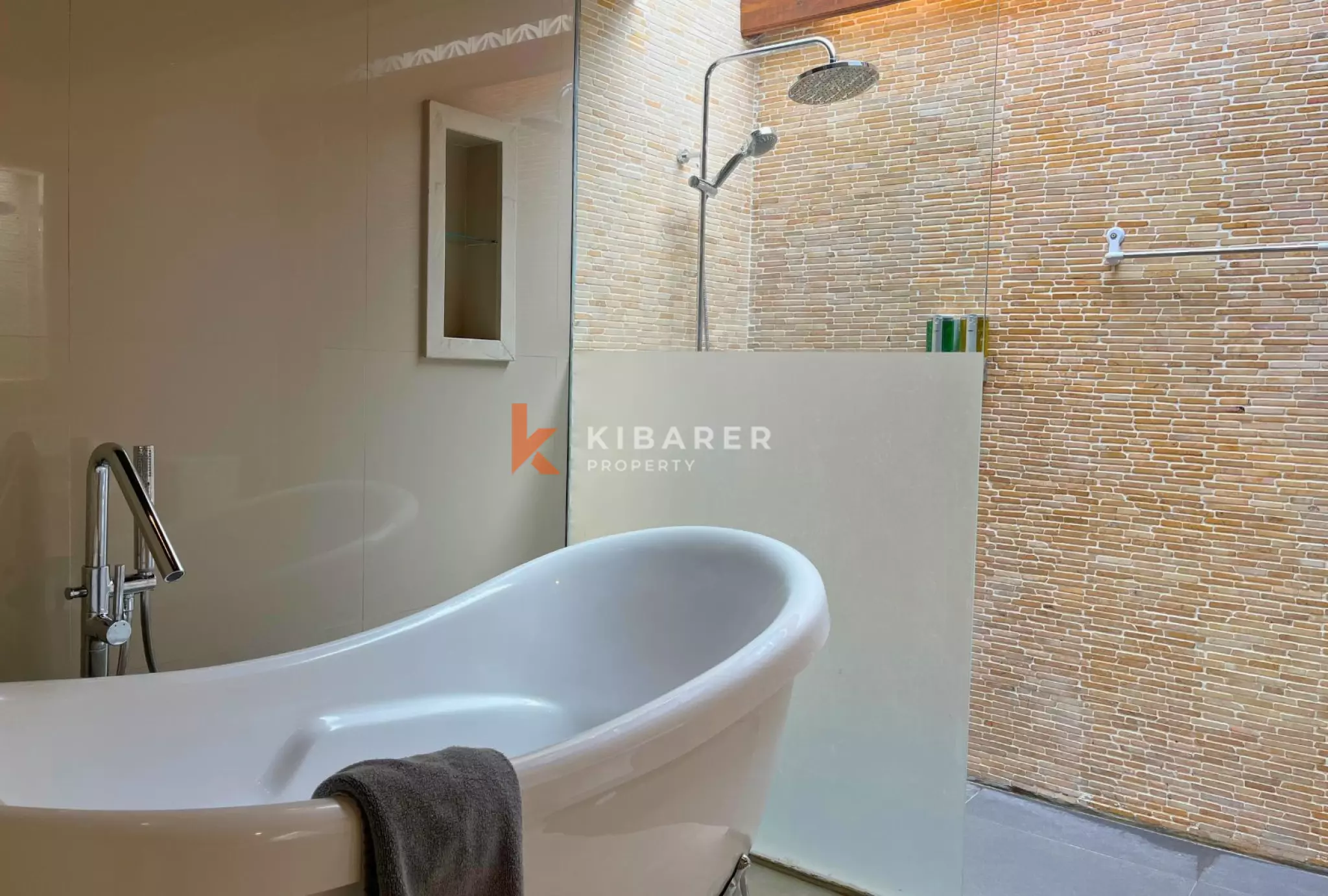 Refuge tropical de 3 chambres – Piscine avec jacuzzi et proximité immédiate des lieux prisés de Batu Belig