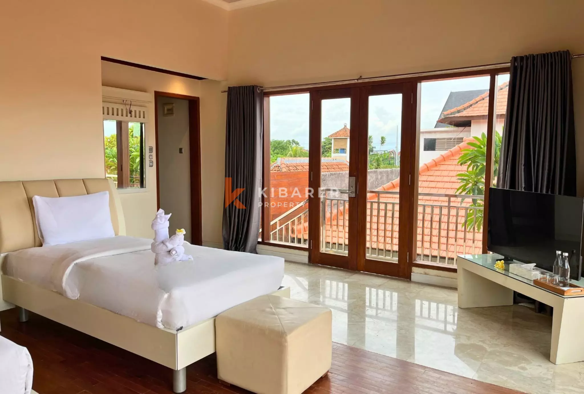 Refuge tropical de 3 chambres – Piscine avec jacuzzi et proximité immédiate des lieux prisés de Batu Belig