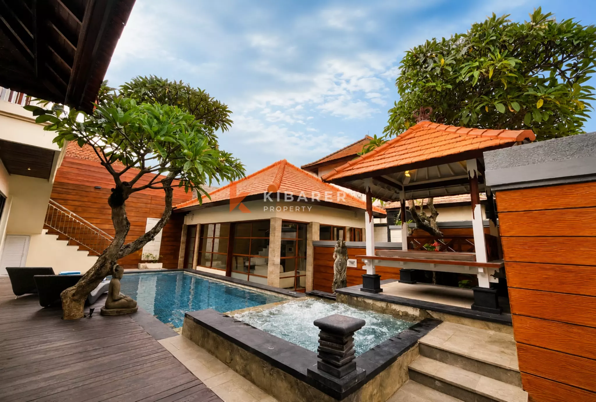 Refuge tropical de 3 chambres – Piscine avec jacuzzi et proximité immédiate des lieux prisés de Batu Belig