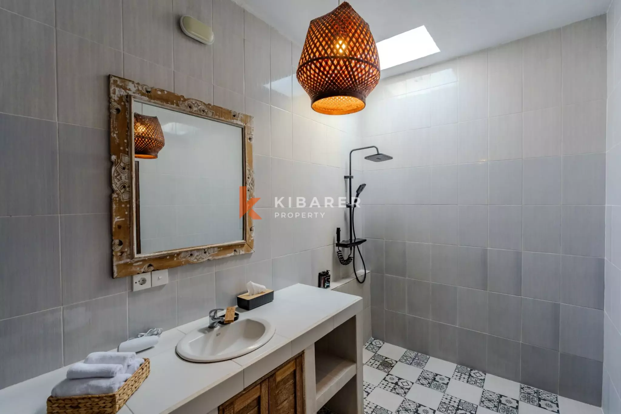 Villa Élégante de Deux Chambres avec Salon Ouvert et Piscine Privée à Seminyak