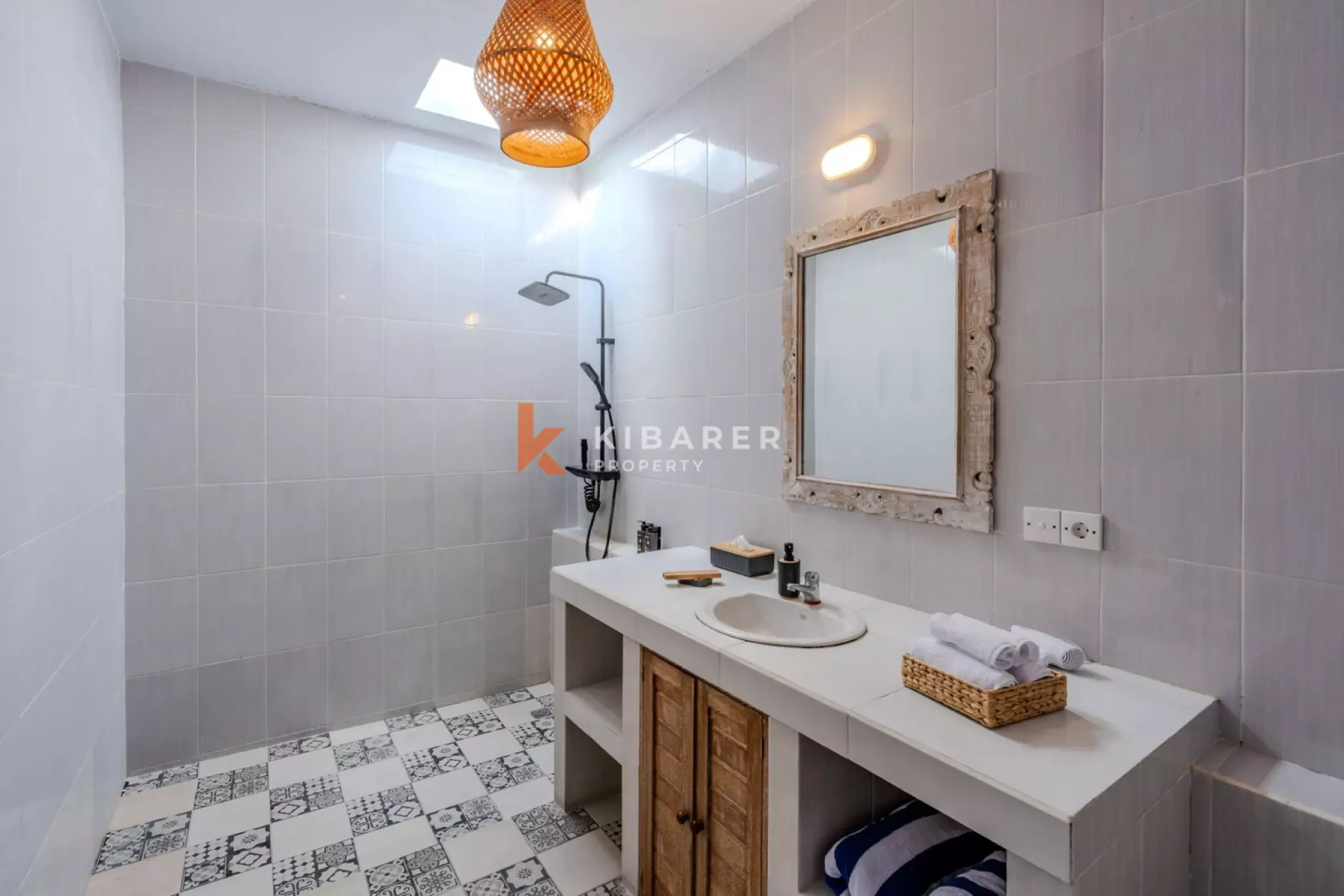 Villa Élégante de Deux Chambres avec Salon Ouvert et Piscine Privée à Seminyak