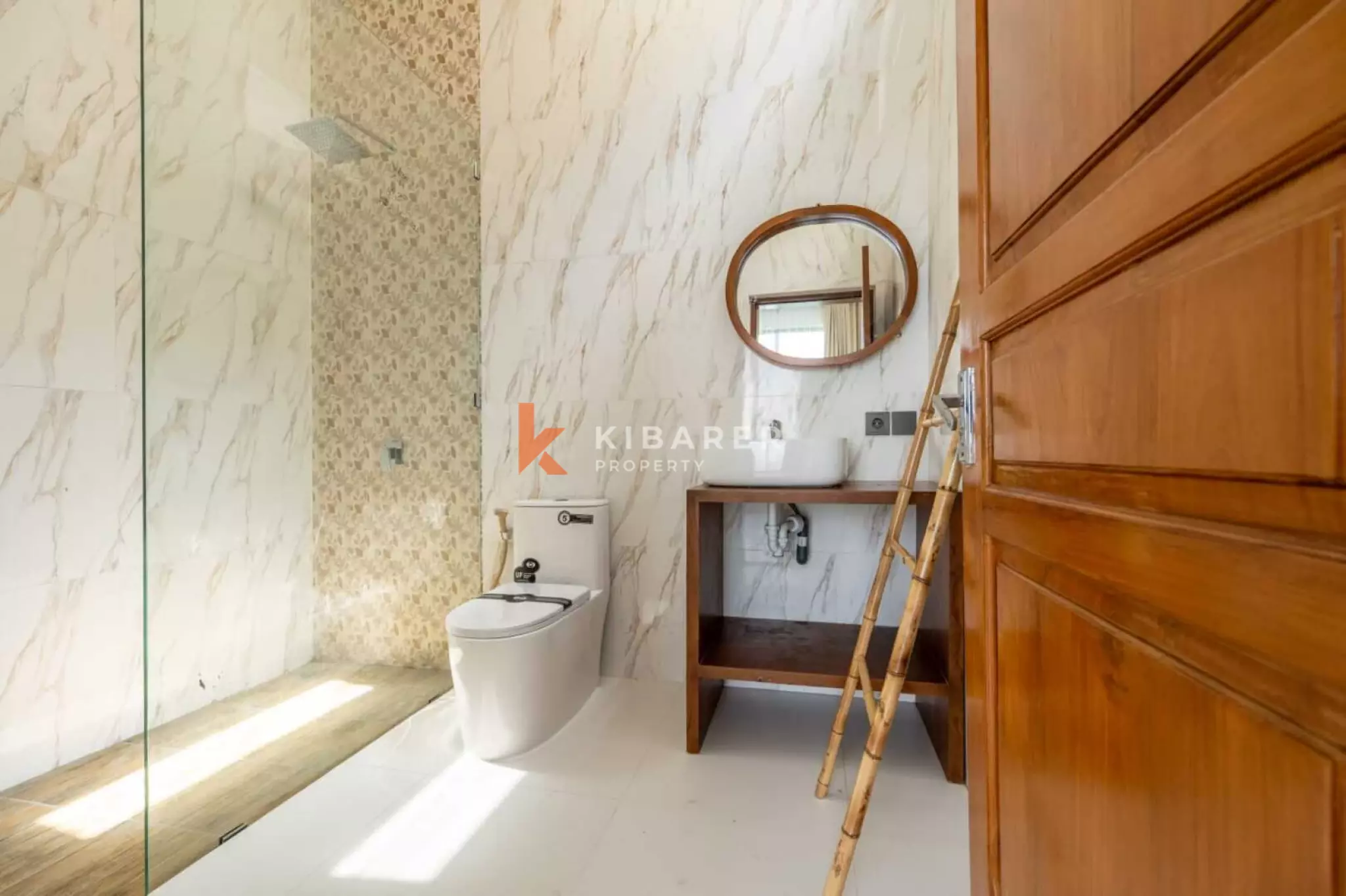 Vila Hunian Tertutup Modern di Canggu - Tiga Kamar Tidur dengan Pemandangan Sawah yang Damai