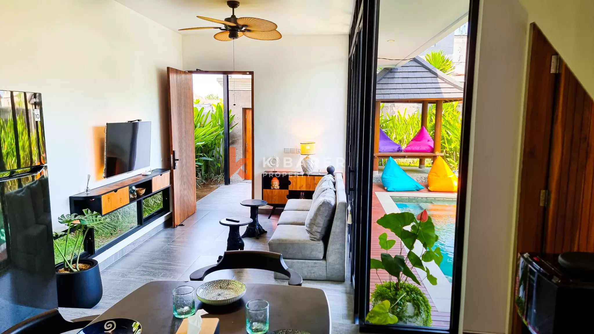 Villa contemporaine de trois chambres avec espace de travail à distance à Umalas