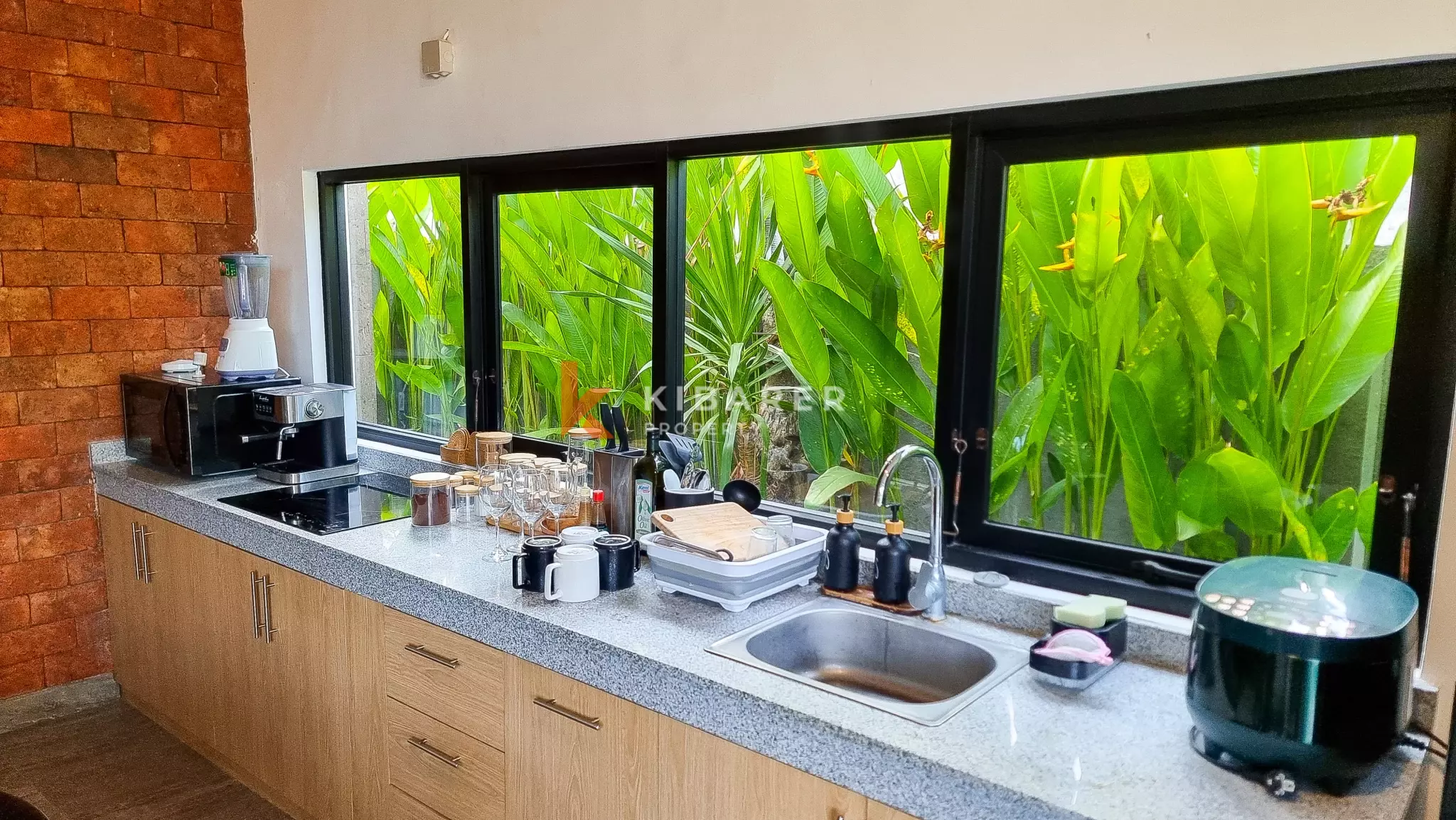 Villa contemporaine de trois chambres avec espace de travail à distance à Umalas