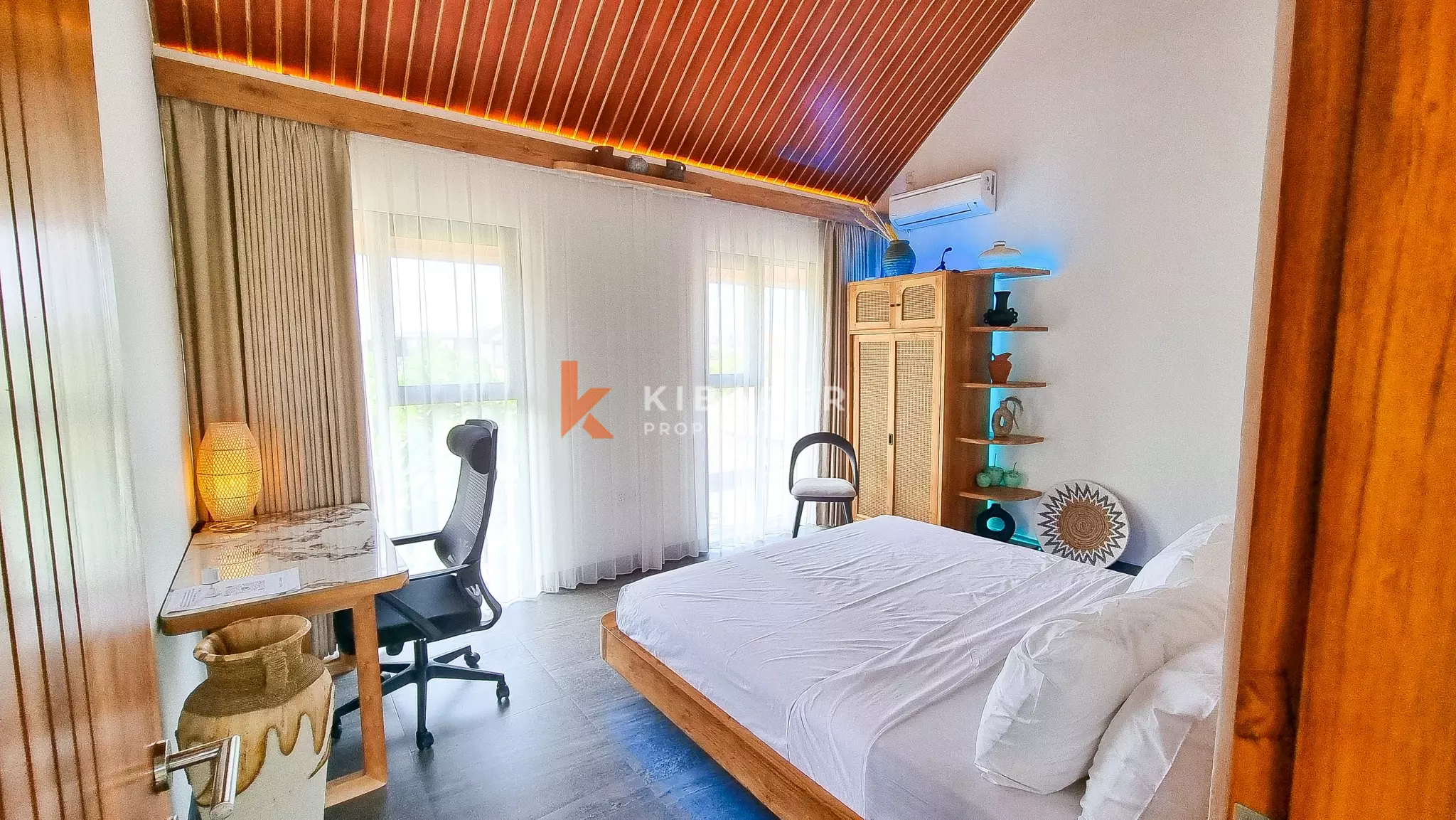 Villa contemporaine de trois chambres avec espace de travail à distance à Umalas