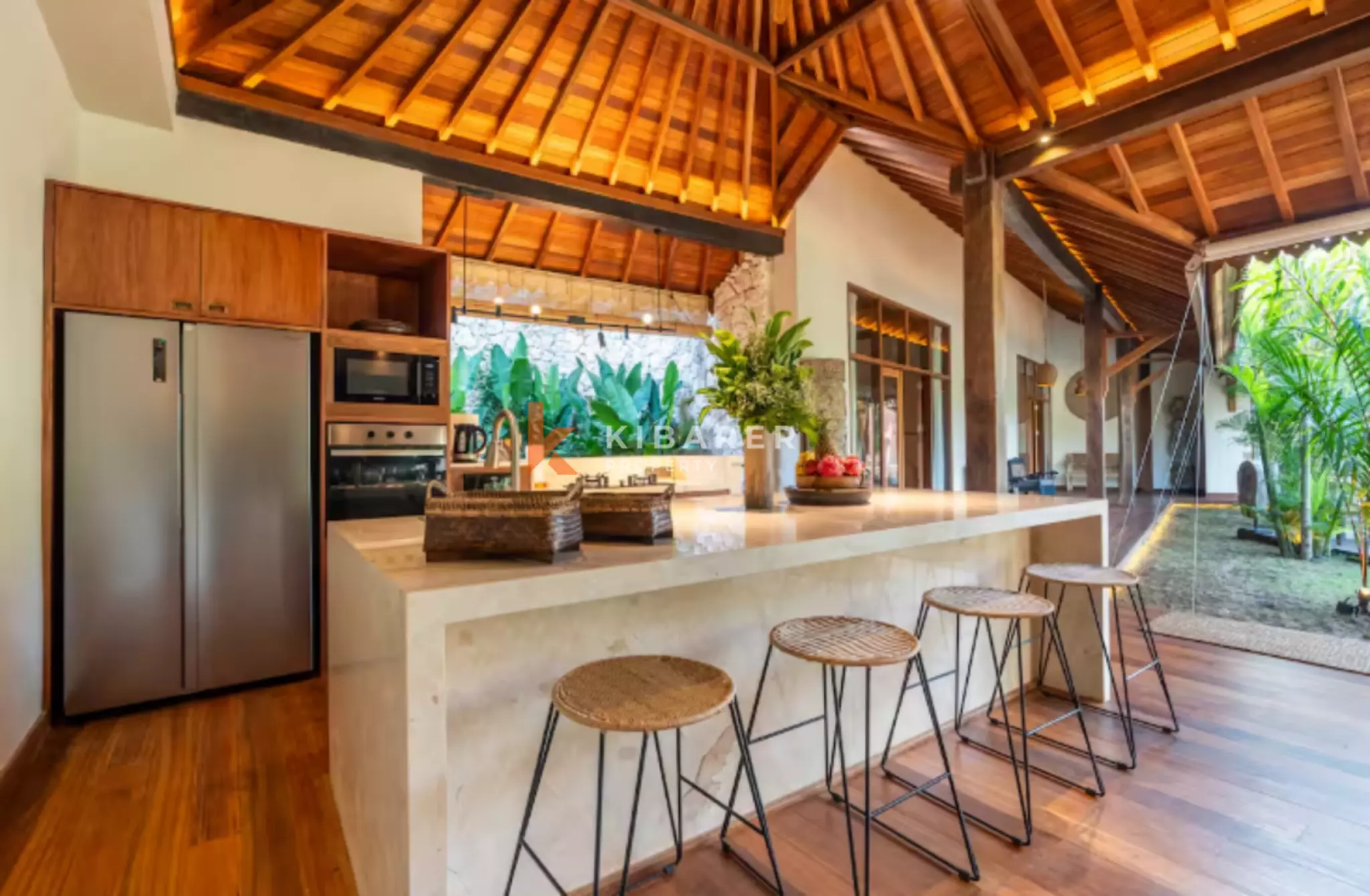 Vila 3 Kamar Tidur dengan Konsep Hunian Indoor-Outdoor yang Menyatu dan Taman Pribadi Dekat Canggu