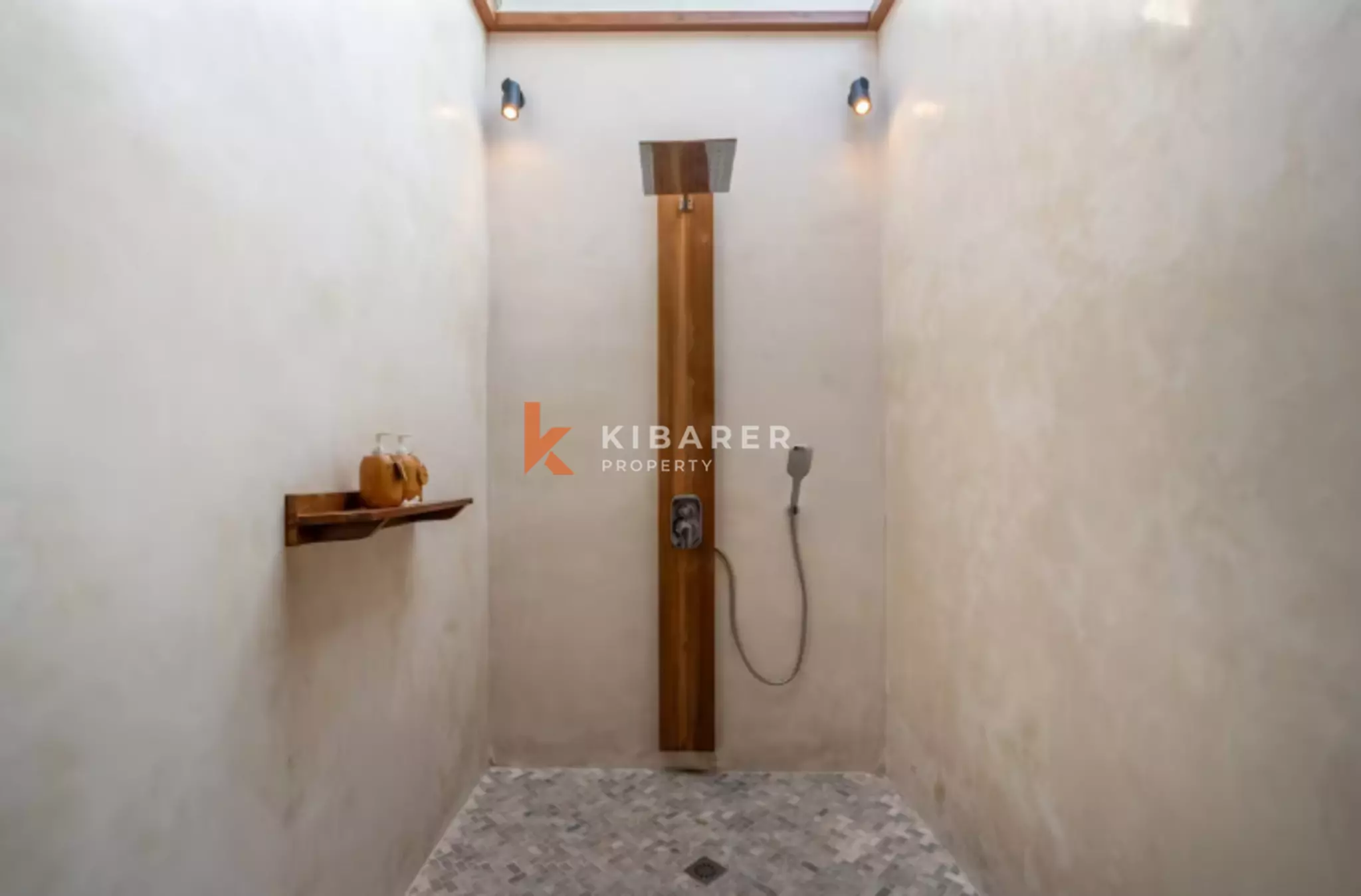 Vila 3 Kamar Tidur dengan Konsep Hunian Indoor-Outdoor yang Menyatu dan Taman Pribadi Dekat Canggu