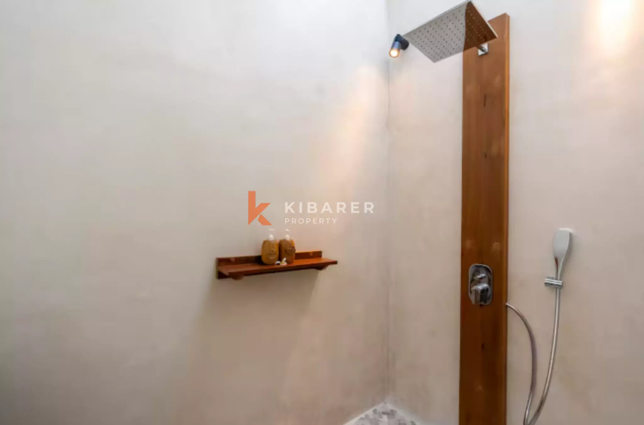 Vila 3 Kamar Tidur dengan Konsep Hunian Indoor-Outdoor yang Menyatu dan Taman Pribadi Dekat Canggu