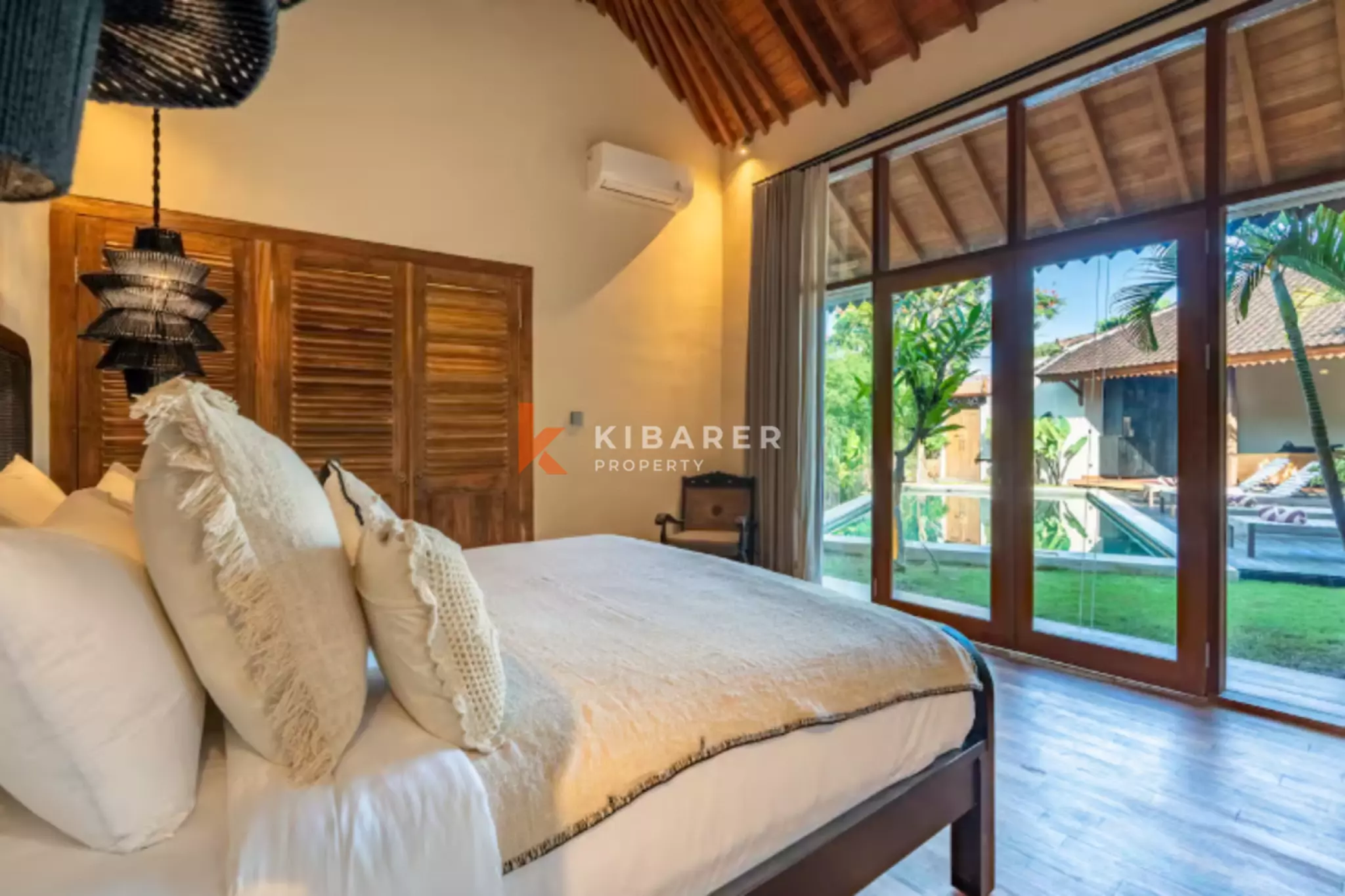 Vila 3 Kamar Tidur dengan Konsep Hunian Indoor-Outdoor yang Menyatu dan Taman Pribadi Dekat Canggu