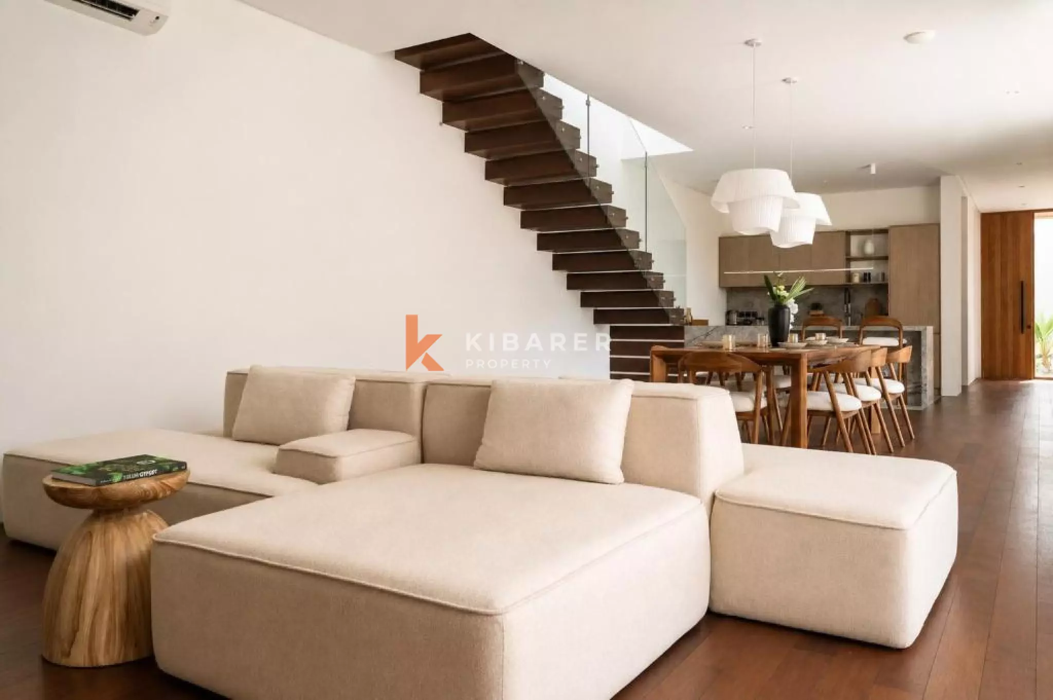 Bright and Luxurious Four Bedroom Villa in Padang Tawang