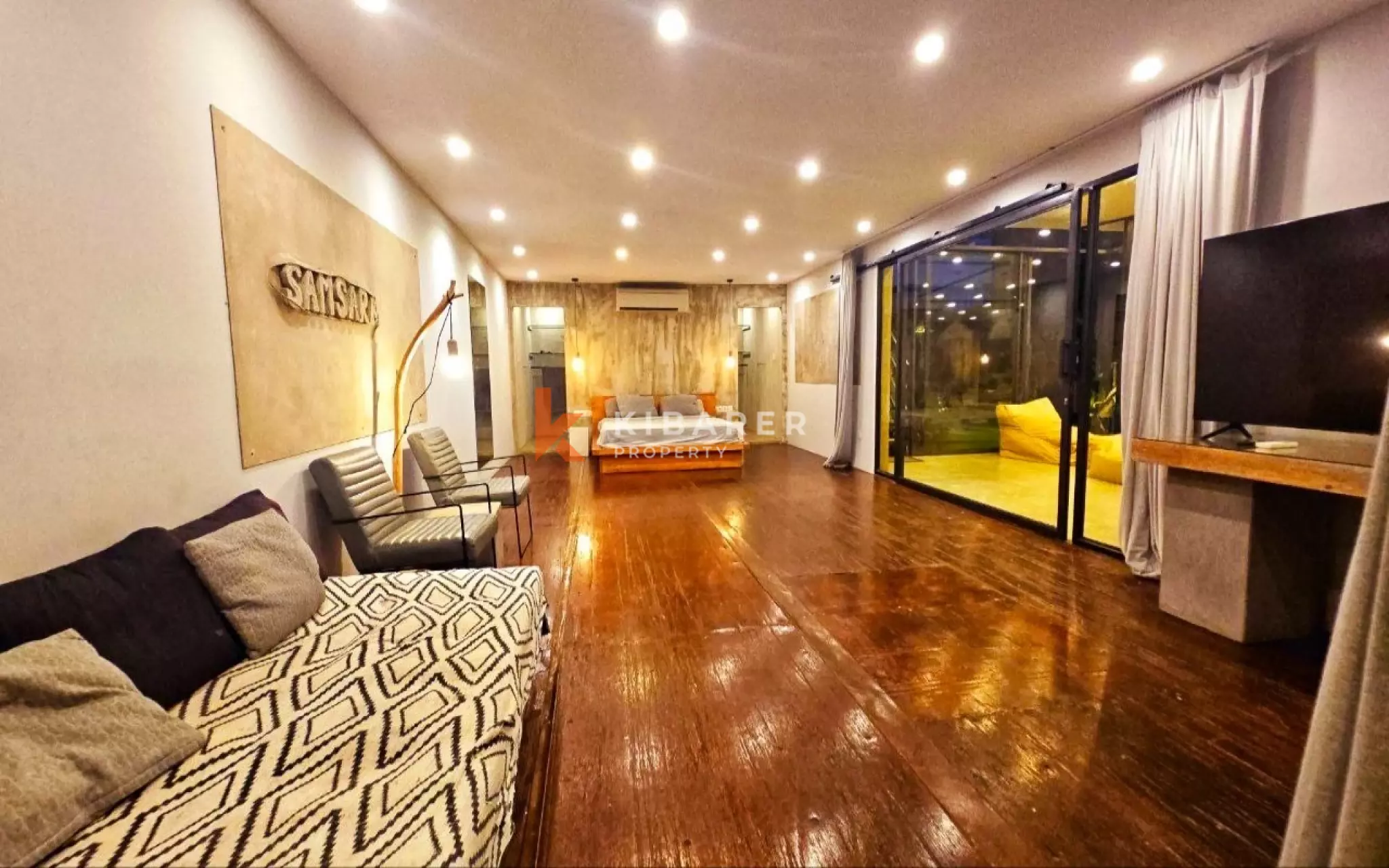 Spacious Six-Bedroom (four bedroom in main building plus two loft appartment) Villa with Ocean & Rice Field Views in Kedungu